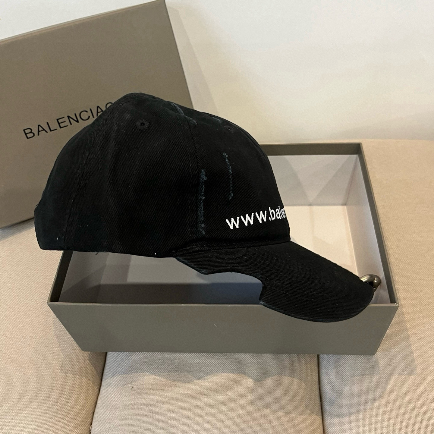 PBALENCIAGA巴黎世家新款logo棒球帽，很酷的色系，男女佩戴都有不同style，第一批抢先出货