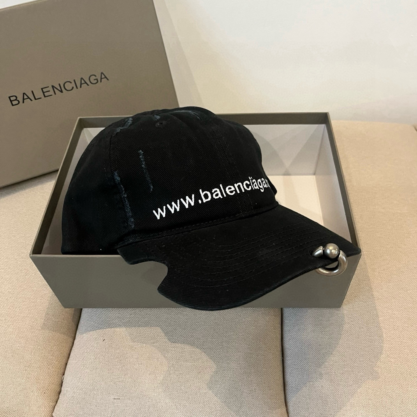 PBALENCIAGA巴黎世家新款logo棒球帽，很酷的色系，男女佩戴都有不同style，第一批抢先出货