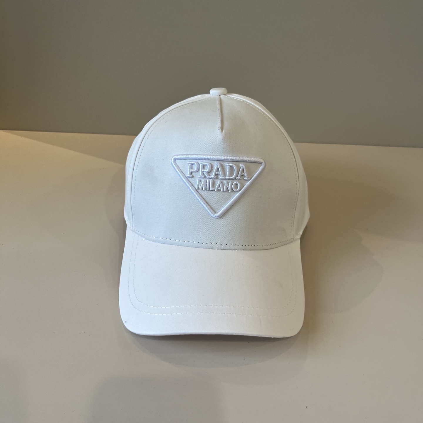 NO:345315,Prada PRADA new classic baseball cap purchase version!  Fashion trend, high-end workmanship!  Extraordinary quality, look at the details of the real shot, hat, straw hat, fisherman hat, baseball hat, hat, prada, prada, espadrilles, hats普拉达 PRADA 新品经典棒球帽 代购版本！时尚潮流,高端做工！非一般的品质,细节看实拍哦帽子草帽渔夫帽棒球帽,帽子,prada,prada,espadrilles,hats,hat
