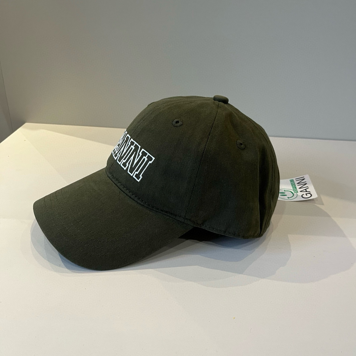 
潮牌🧢官网新品，棒球帽，原单品质火爆来袭 。🎩 工艺非常精美 高档大气上档次！低调奢华，方便携带！跑量