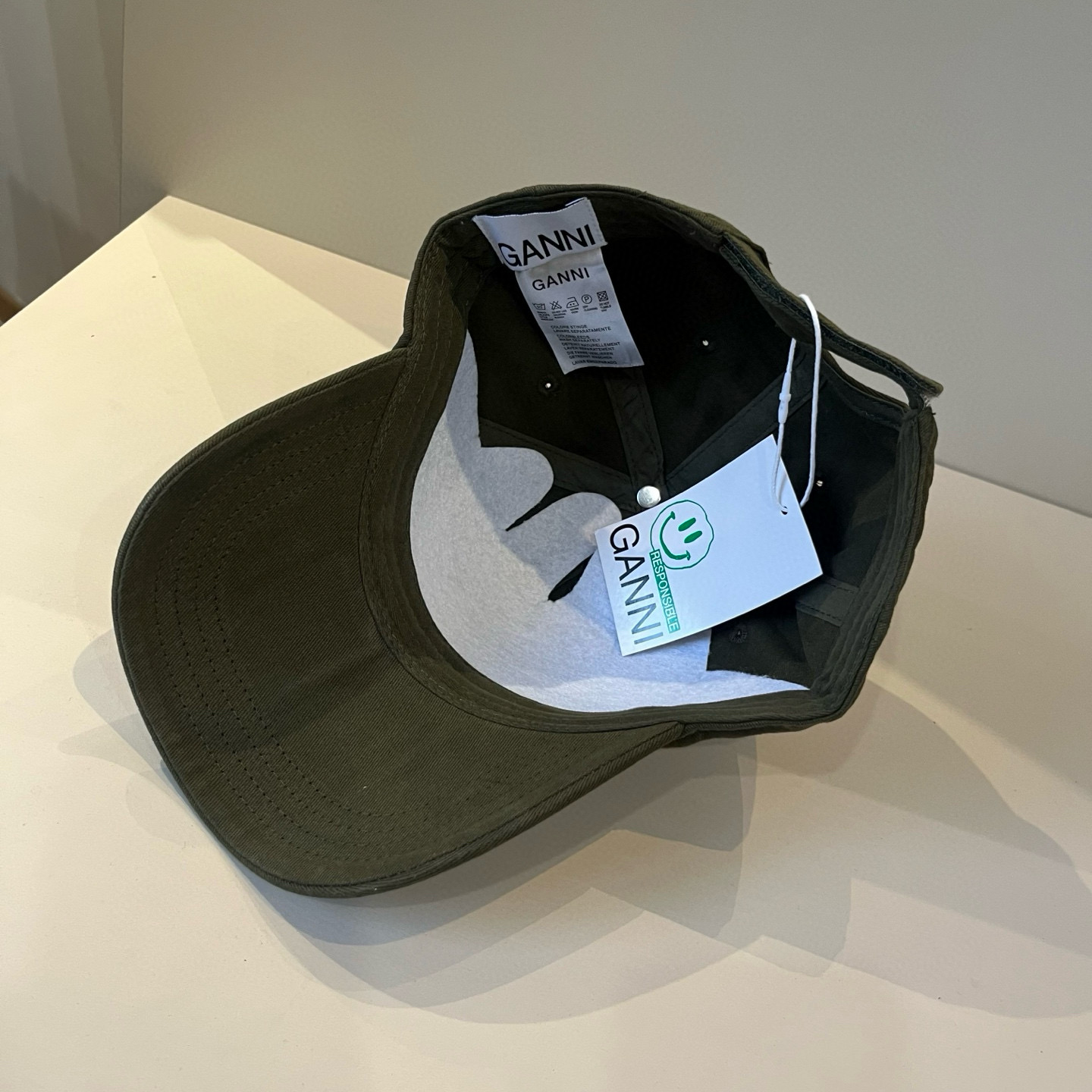 
潮牌🧢官网新品，棒球帽，原单品质火爆来袭 。🎩 工艺非常精美 高档大气上档次！低调奢华，方便携带！跑量