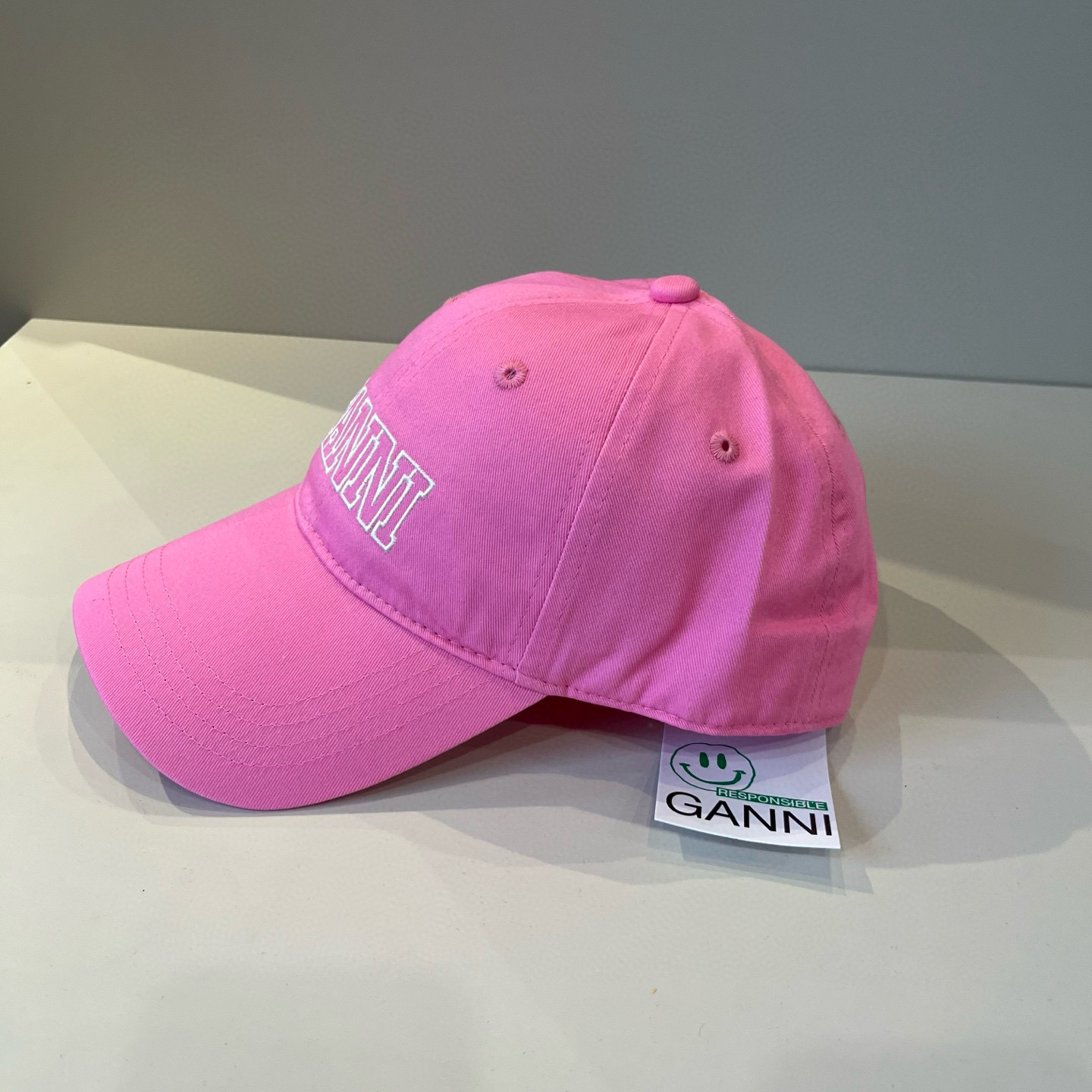 
潮牌🧢官网新品，棒球帽，原单品质火爆来袭 。🎩 工艺非常精美 高档大气上档次！低调奢华，方便携带！跑量