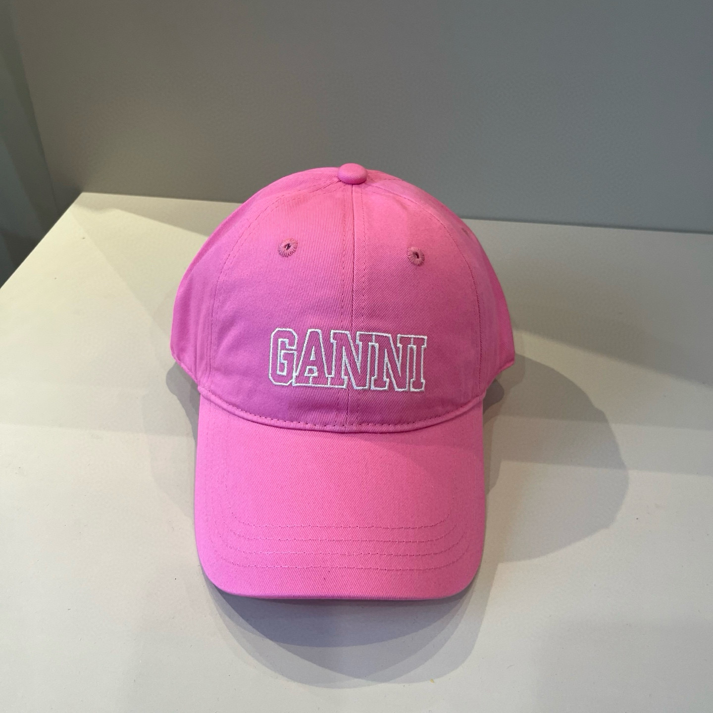 
潮牌🧢官网新品，棒球帽，原单品质火爆来袭 。🎩 工艺非常精美 高档大气上档次！低调奢华，方便携带！跑量