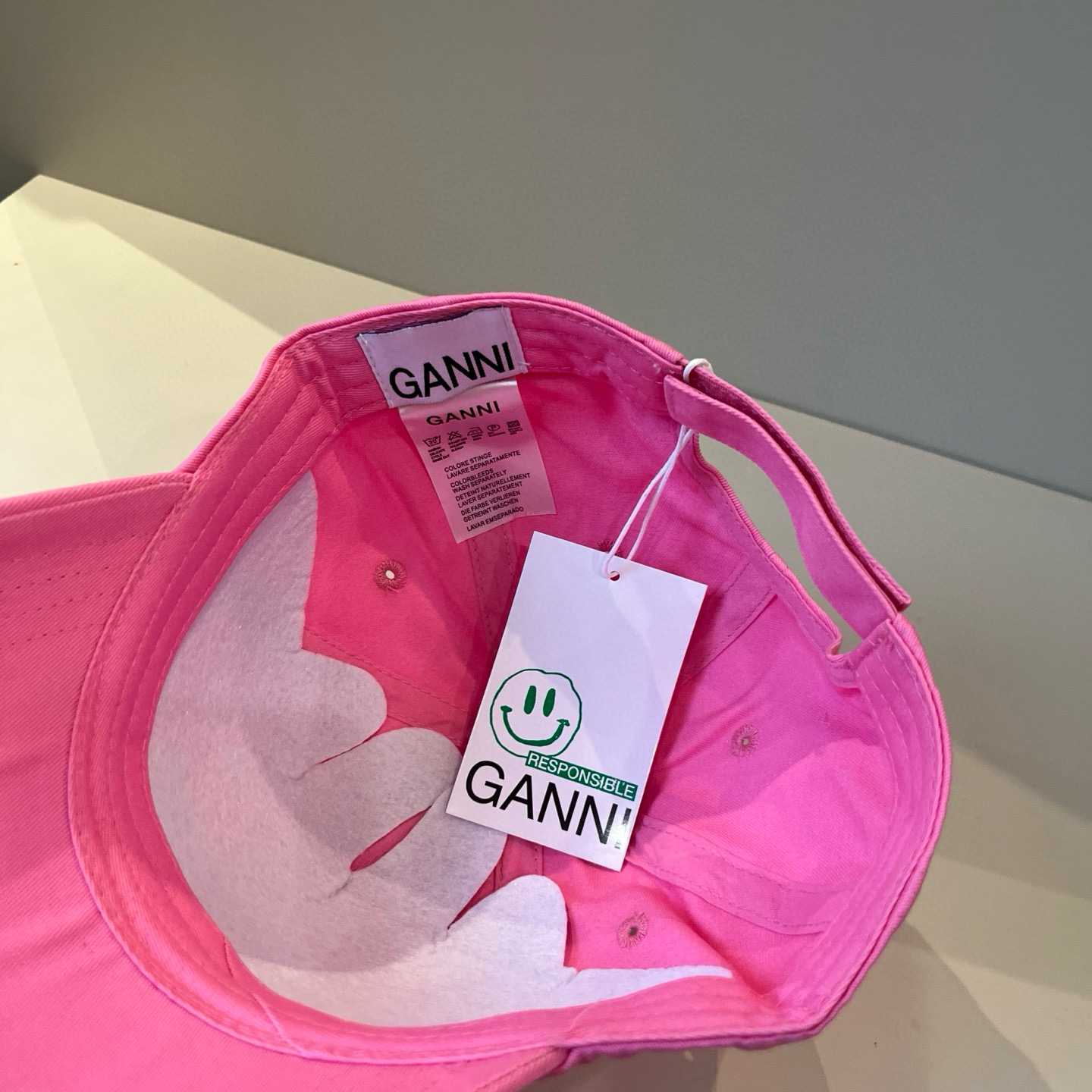 
潮牌🧢官网新品，棒球帽，原单品质火爆来袭 。🎩 工艺非常精美 高档大气上档次！低调奢华，方便携带！跑量