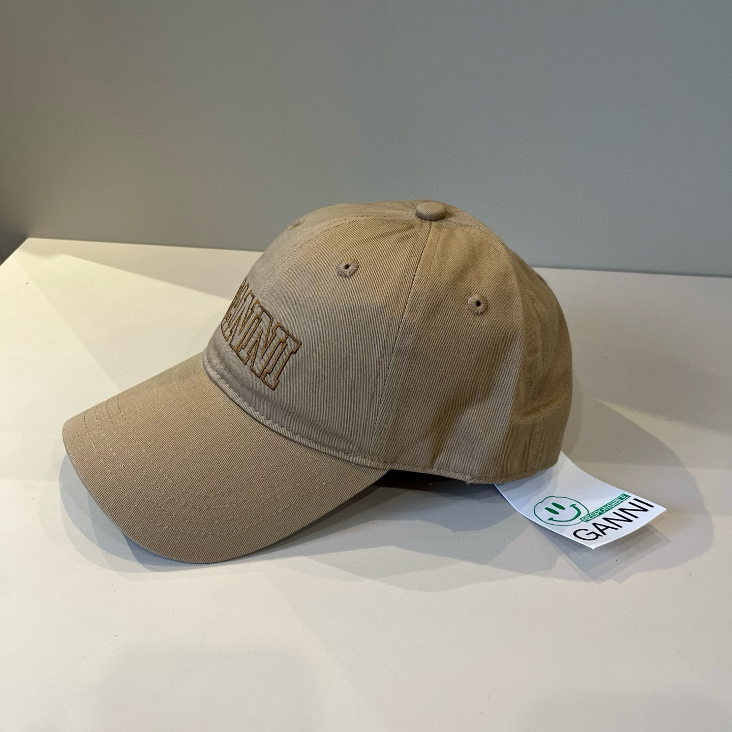 
潮牌🧢官网新品，棒球帽，原单品质火爆来袭 。🎩 工艺非常精美 高档大气上档次！低调奢华，方便携带！跑量
