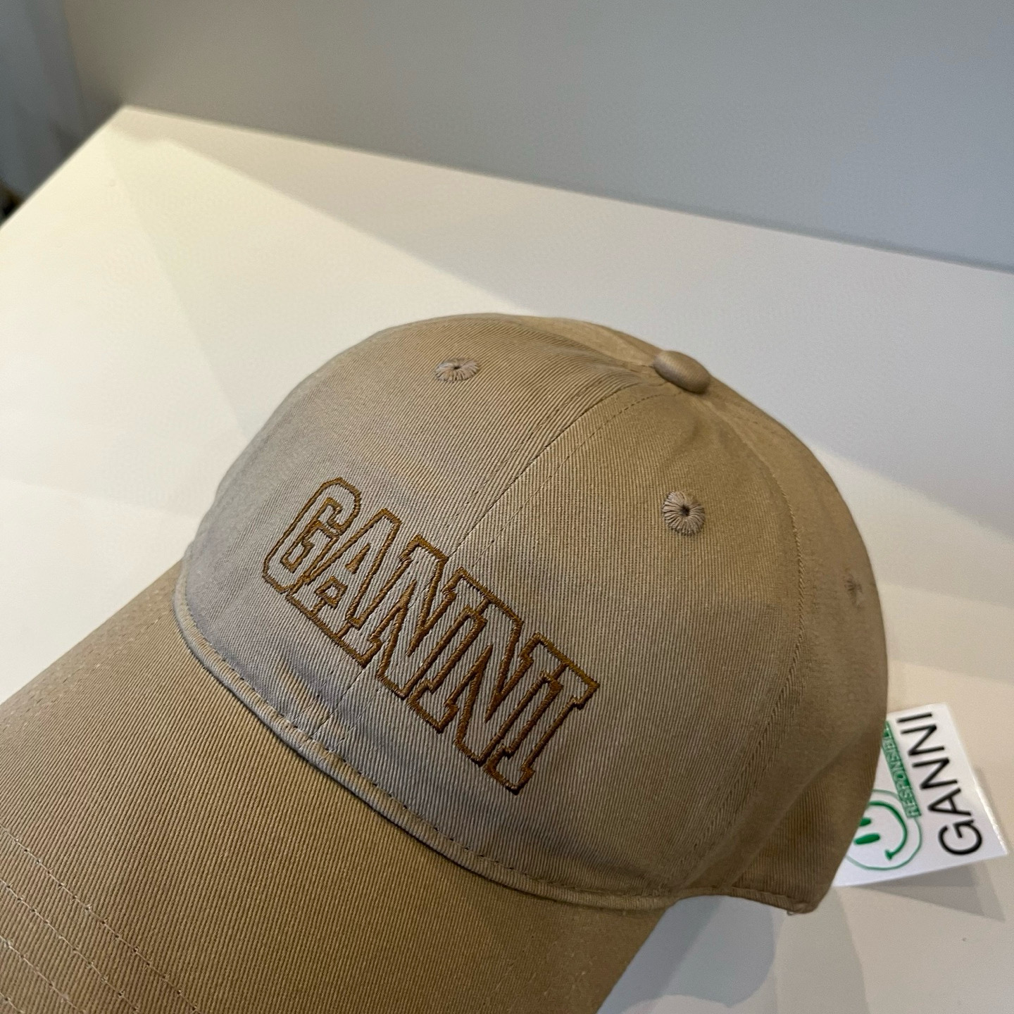 
潮牌🧢官网新品，棒球帽，原单品质火爆来袭 。🎩 工艺非常精美 高档大气上档次！低调奢华，方便携带！跑量