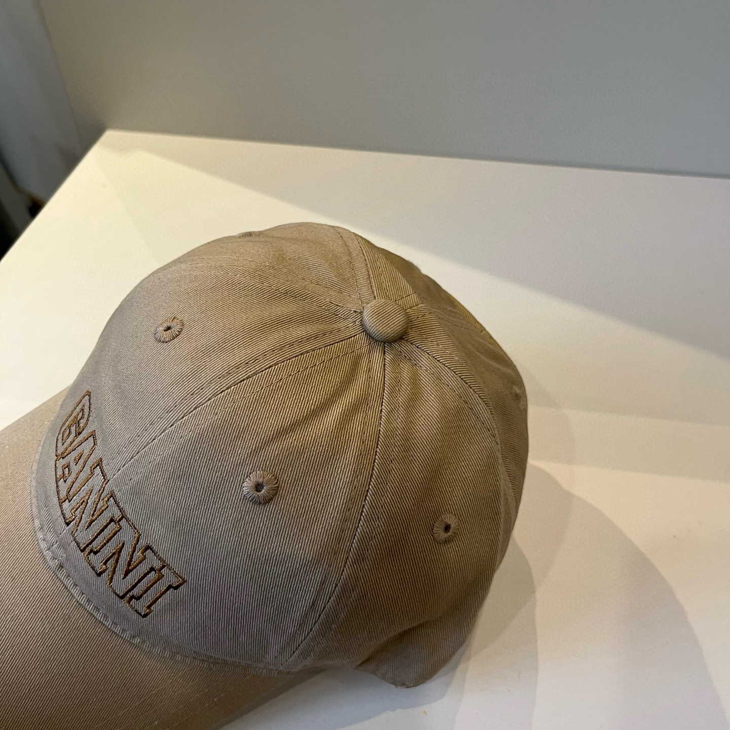 
潮牌🧢官网新品，棒球帽，原单品质火爆来袭 。🎩 工艺非常精美 高档大气上档次！低调奢华，方便携带！跑量