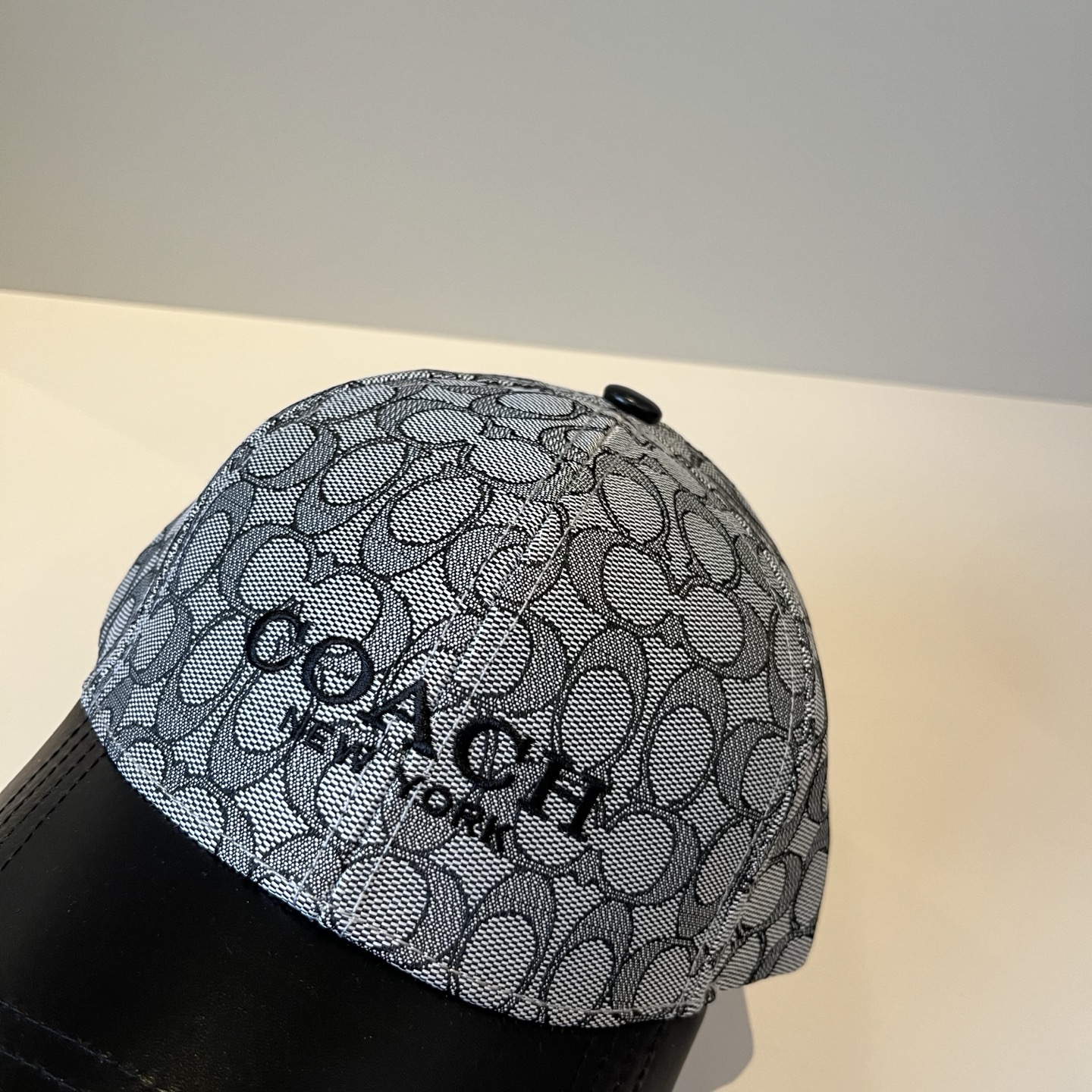  
Coach蔻驰新款棒球帽
这款棒球帽真的百搭不过时，性价比也很高，美到逆袭～帽子