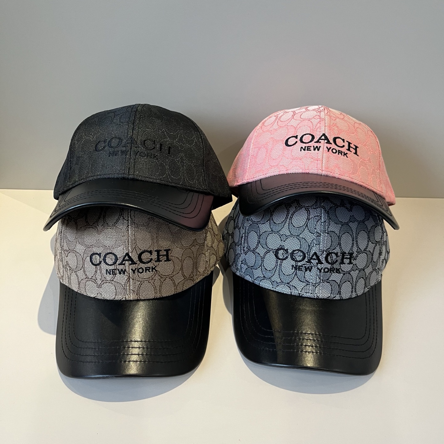  
Coach蔻驰新款棒球帽
这款棒球帽真的百搭不过时，性价比也很高，美到逆袭～帽子