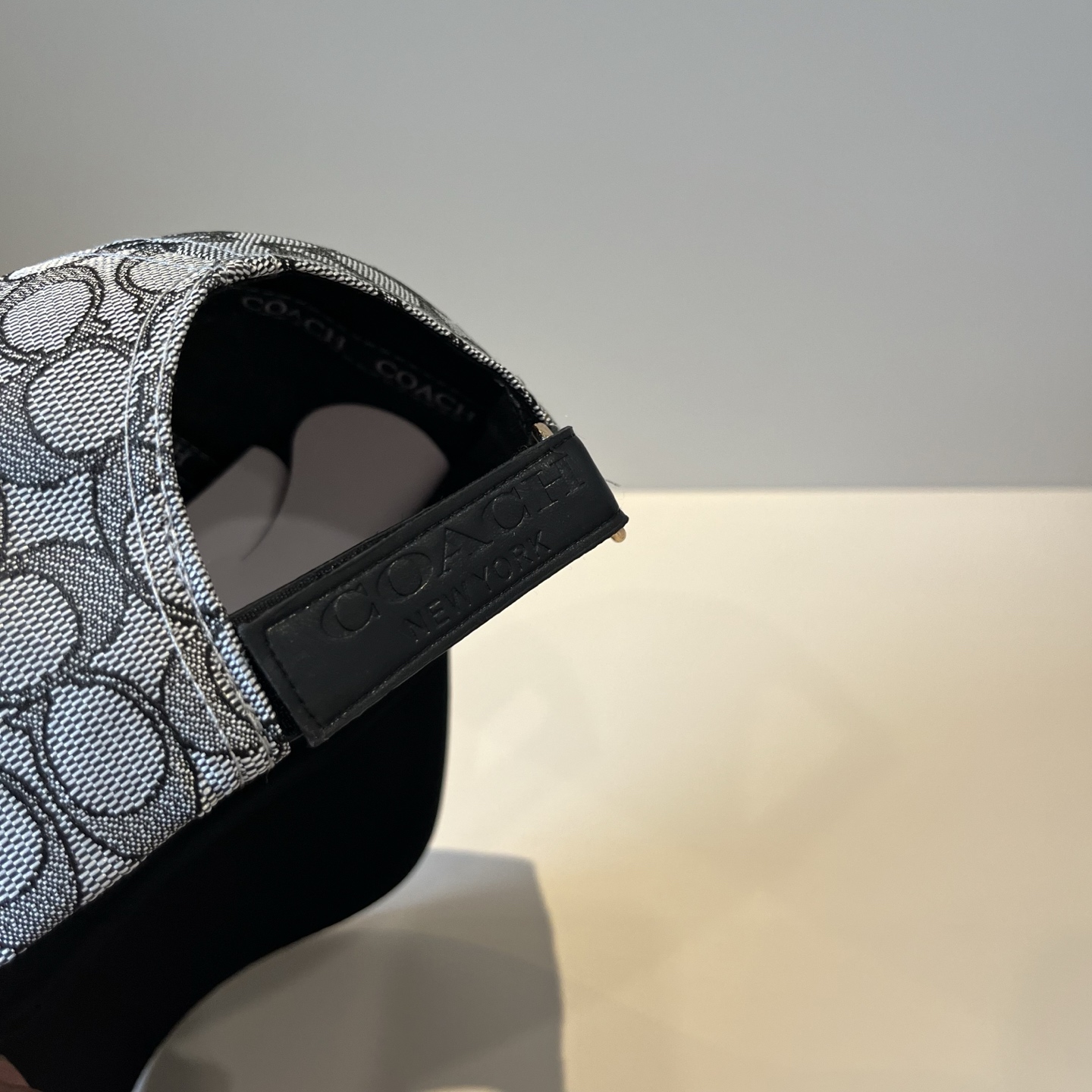  
Coach蔻驰新款棒球帽
这款棒球帽真的百搭不过时，性价比也很高，美到逆袭～帽子