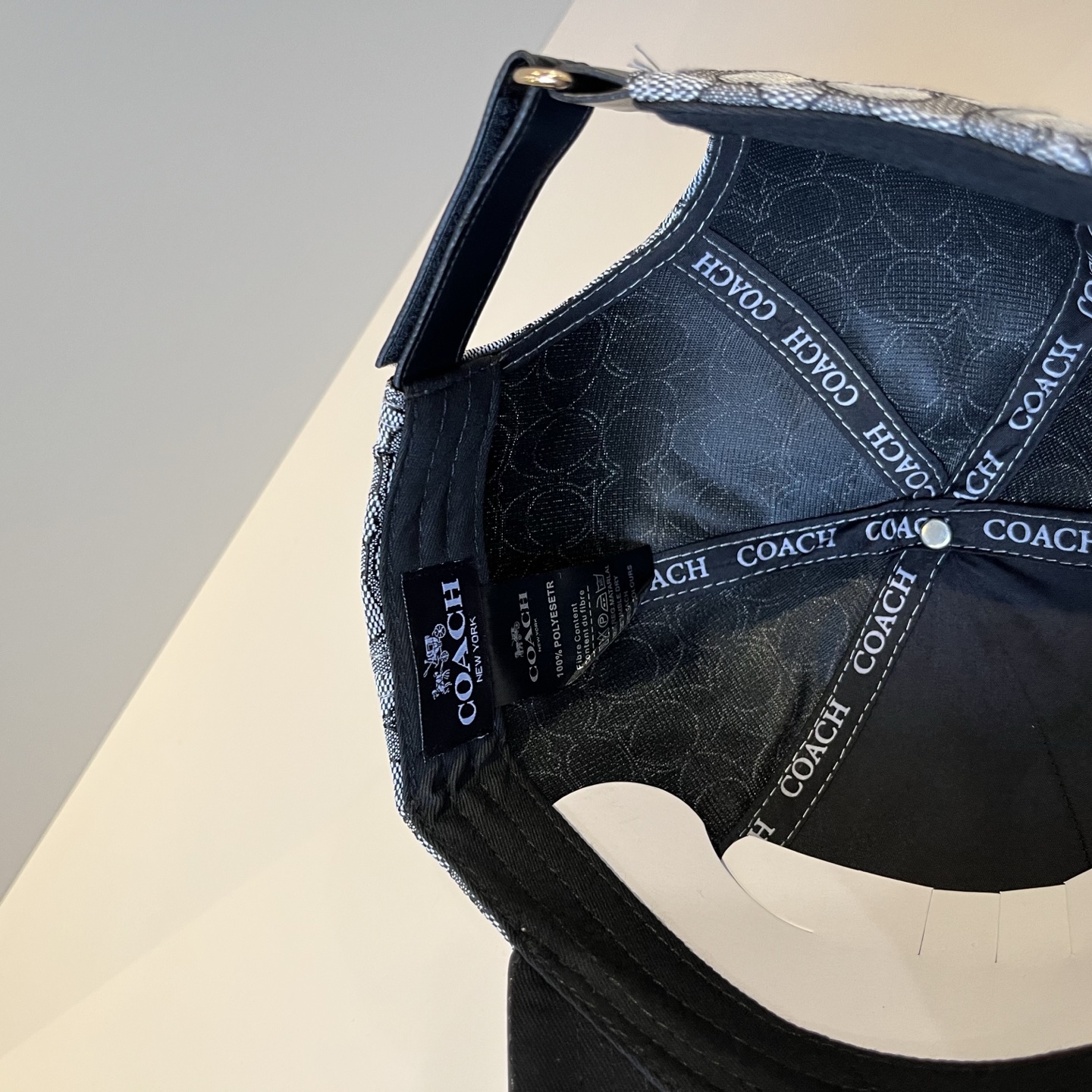  
Coach蔻驰新款棒球帽
这款棒球帽真的百搭不过时，性价比也很高，美到逆袭～帽子