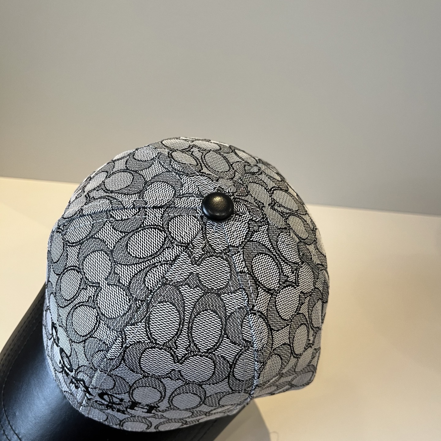  
Coach蔻驰新款棒球帽
这款棒球帽真的百搭不过时，性价比也很高，美到逆袭～帽子