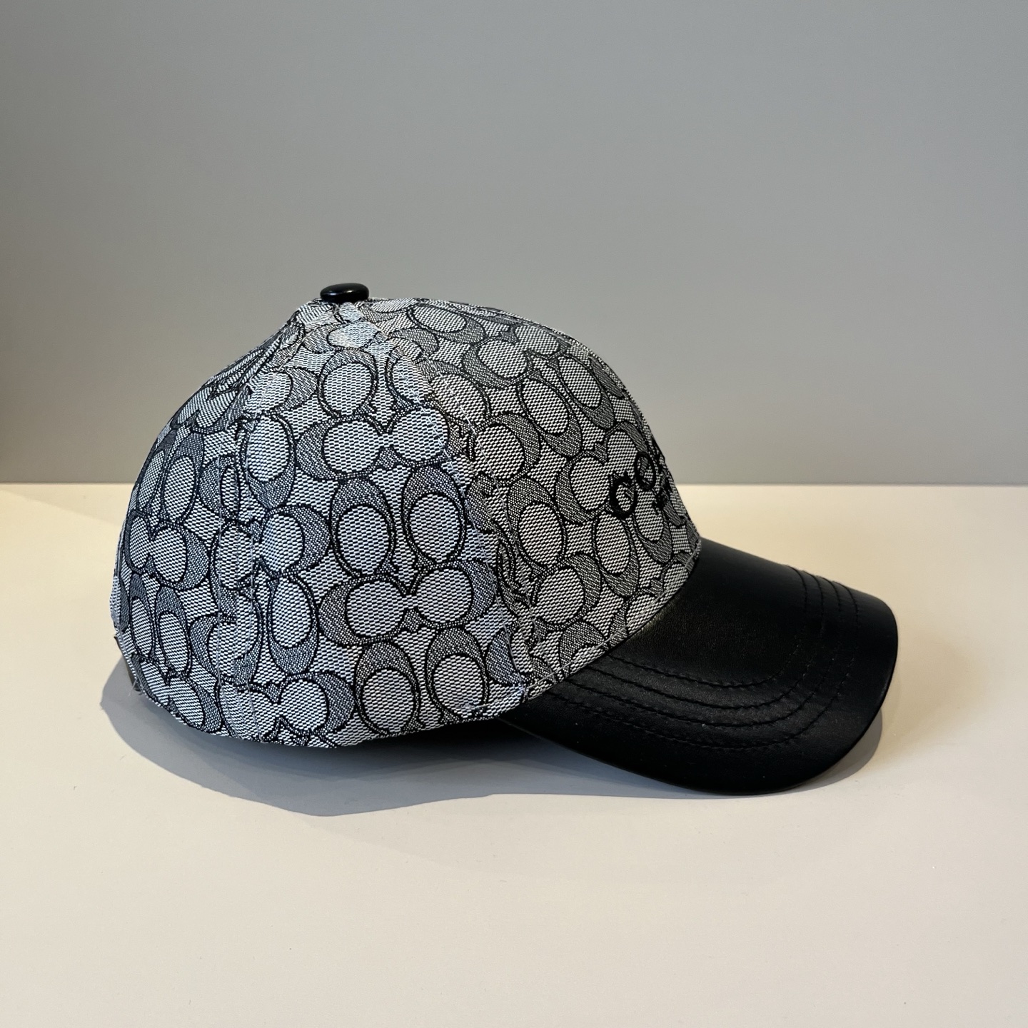  
Coach蔻驰新款棒球帽
这款棒球帽真的百搭不过时，性价比也很高，美到逆袭～帽子