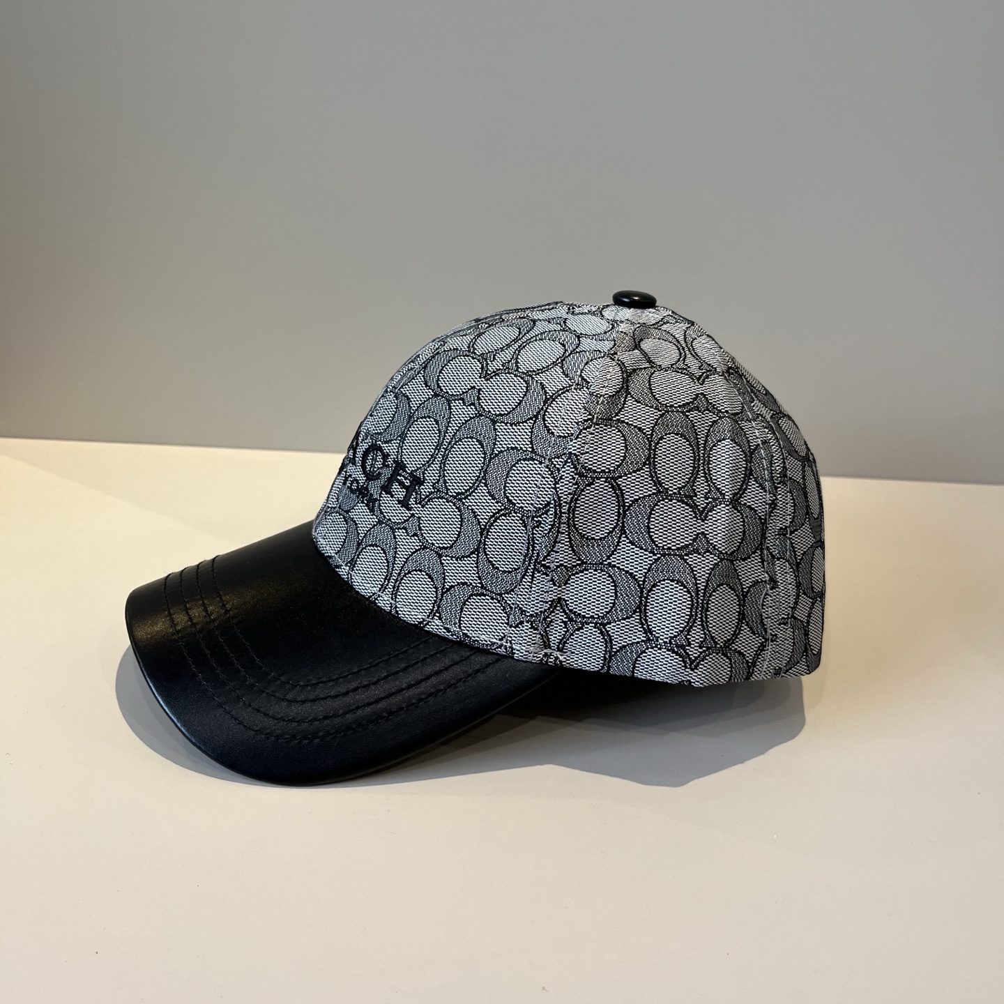  
Coach蔻驰新款棒球帽
这款棒球帽真的百搭不过时，性价比也很高，美到逆袭～帽子