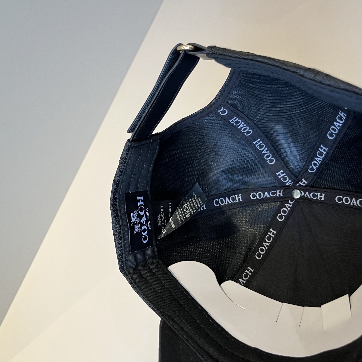  
Coach蔻驰新款棒球帽
这款棒球帽真的百搭不过时，性价比也很高，美到逆袭～帽子