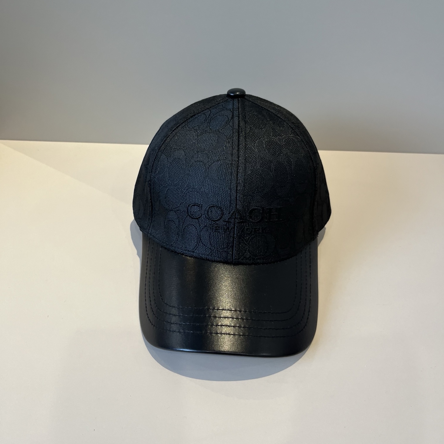  
Coach蔻驰新款棒球帽
这款棒球帽真的百搭不过时，性价比也很高，美到逆袭～帽子