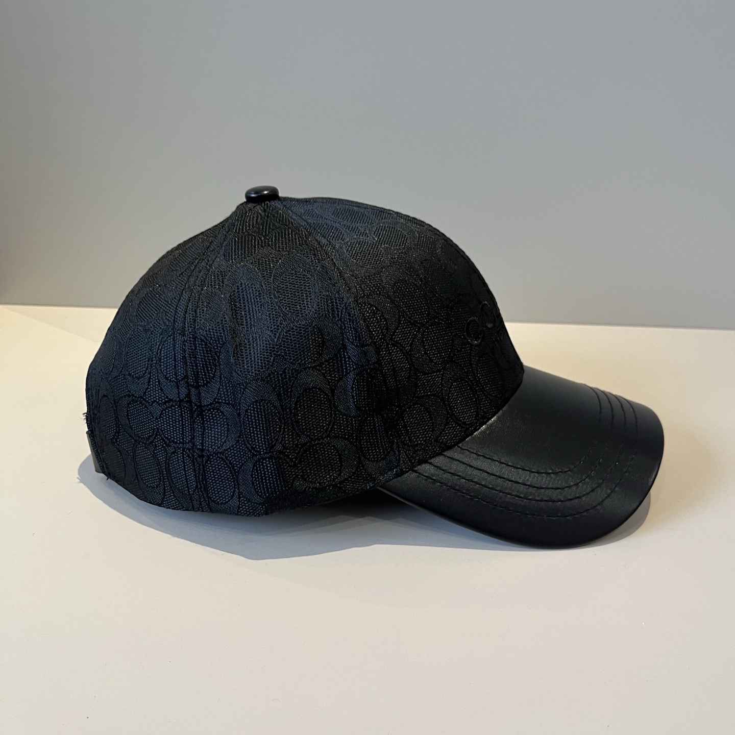  
Coach蔻驰新款棒球帽
这款棒球帽真的百搭不过时，性价比也很高，美到逆袭～帽子