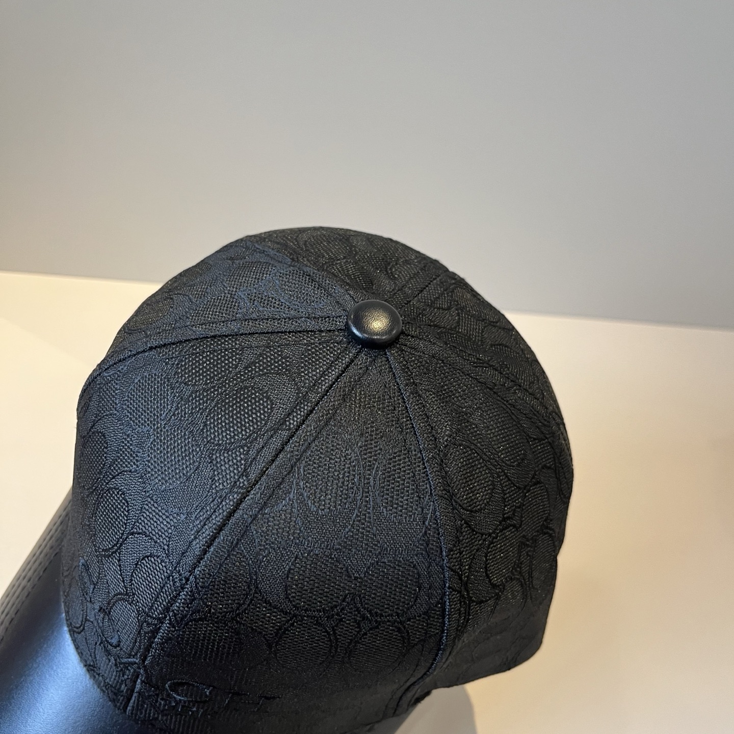  
Coach蔻驰新款棒球帽
这款棒球帽真的百搭不过时，性价比也很高，美到逆袭～帽子