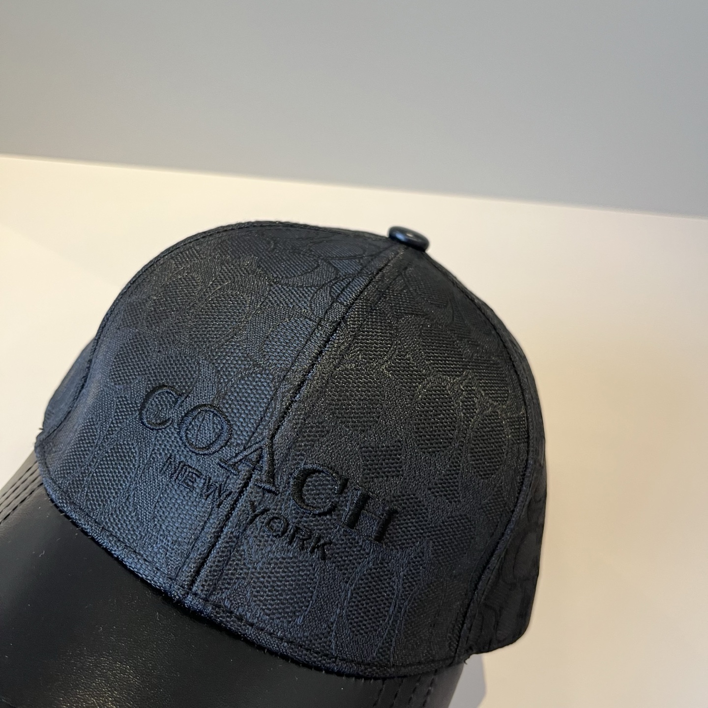  
Coach蔻驰新款棒球帽
这款棒球帽真的百搭不过时，性价比也很高，美到逆袭～帽子