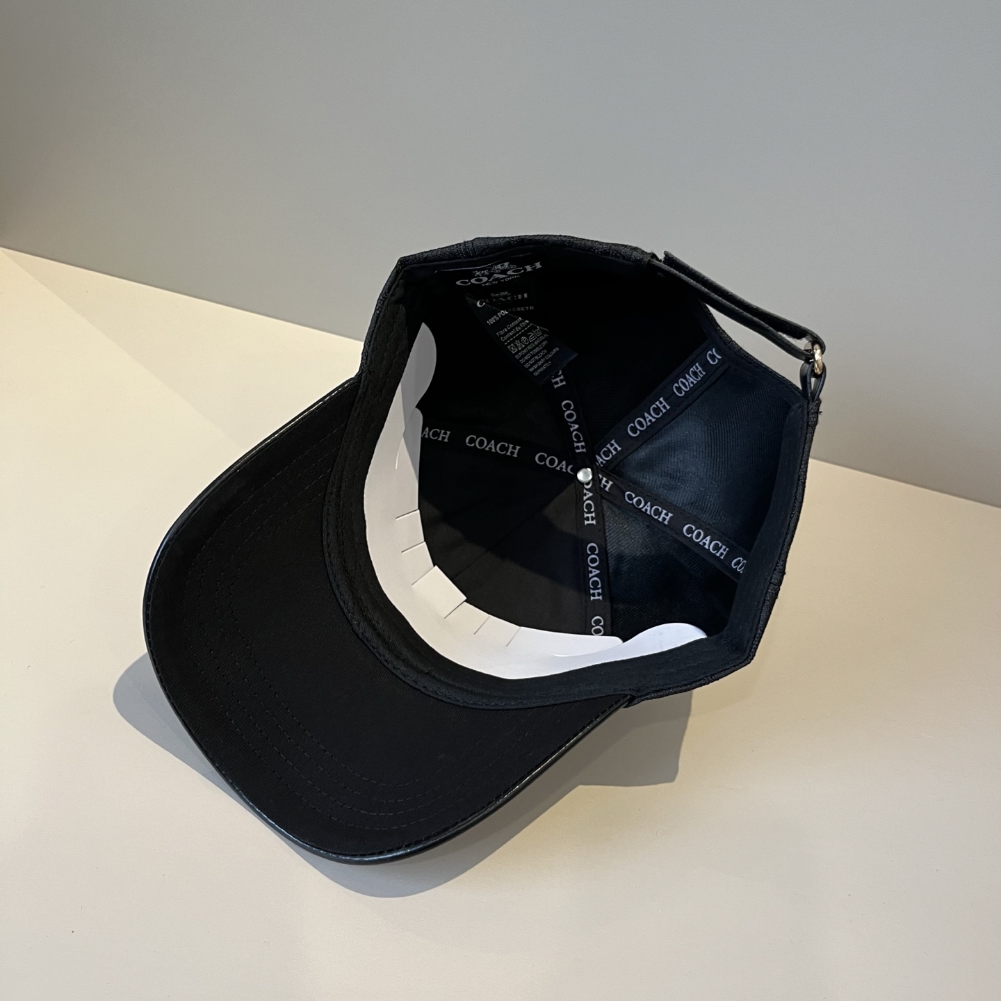  
Coach蔻驰新款棒球帽
这款棒球帽真的百搭不过时，性价比也很高，美到逆袭～帽子