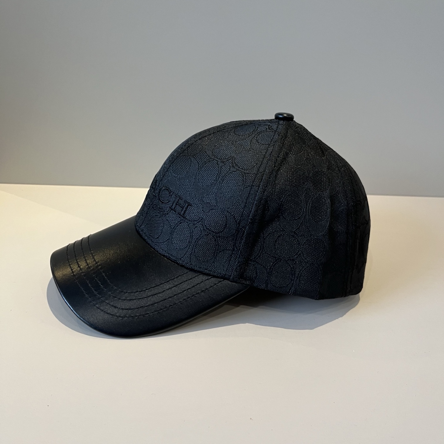  
Coach蔻驰新款棒球帽
这款棒球帽真的百搭不过时，性价比也很高，美到逆袭～帽子