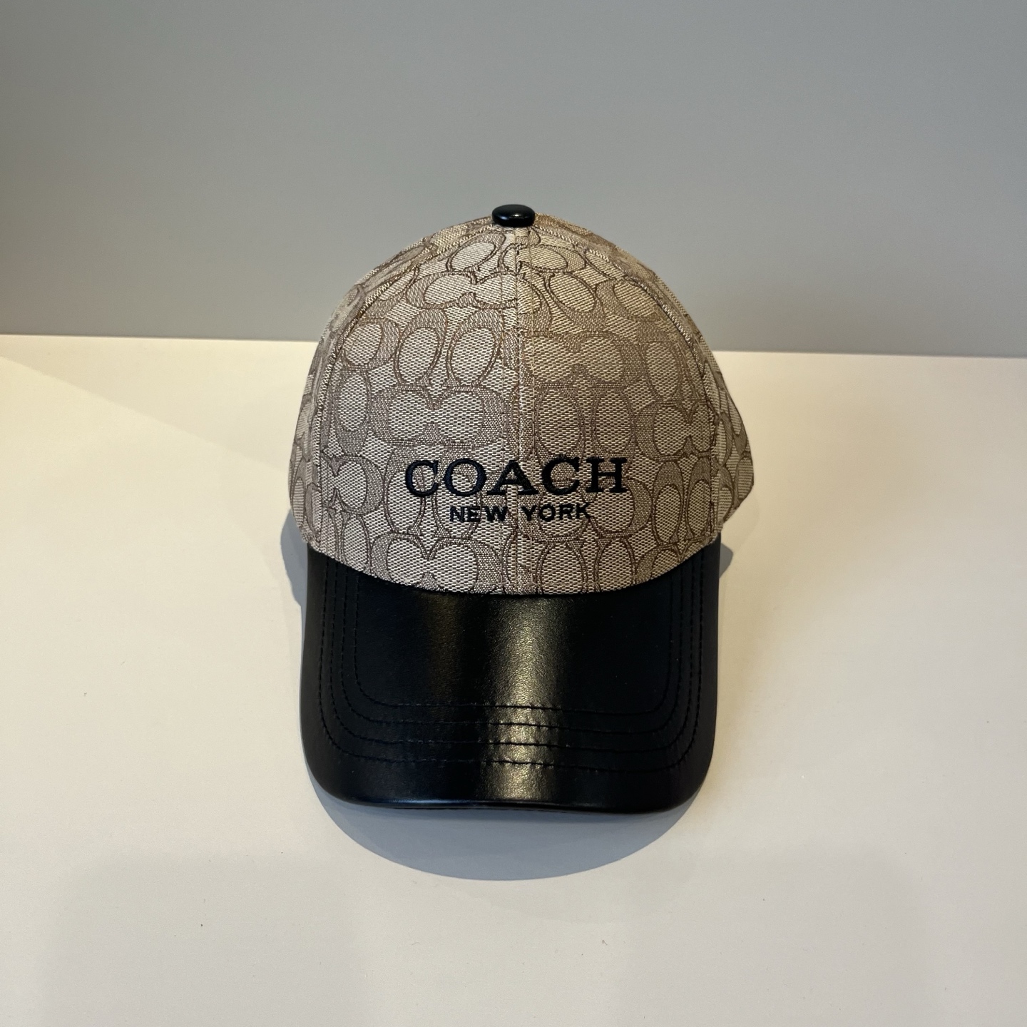  
Coach蔻驰新款棒球帽
这款棒球帽真的百搭不过时，性价比也很高，美到逆袭～帽子