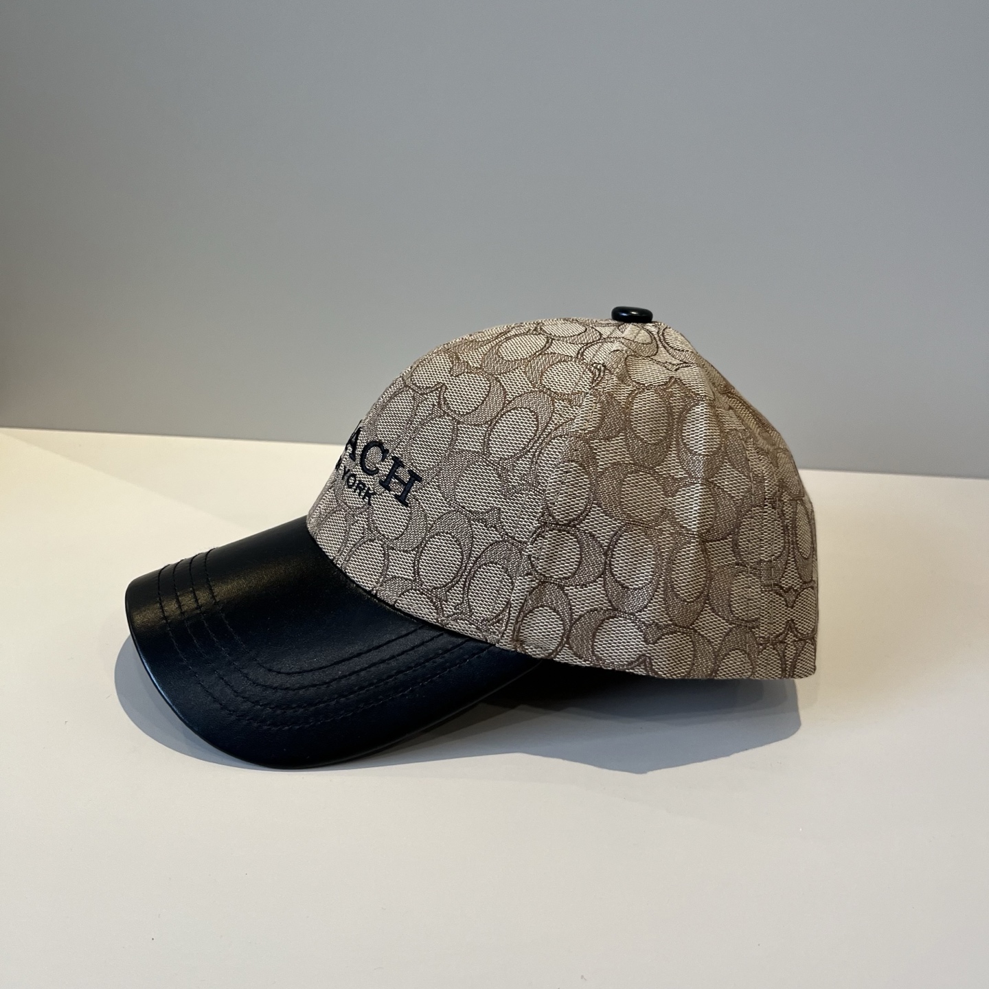  
Coach蔻驰新款棒球帽
这款棒球帽真的百搭不过时，性价比也很高，美到逆袭～帽子