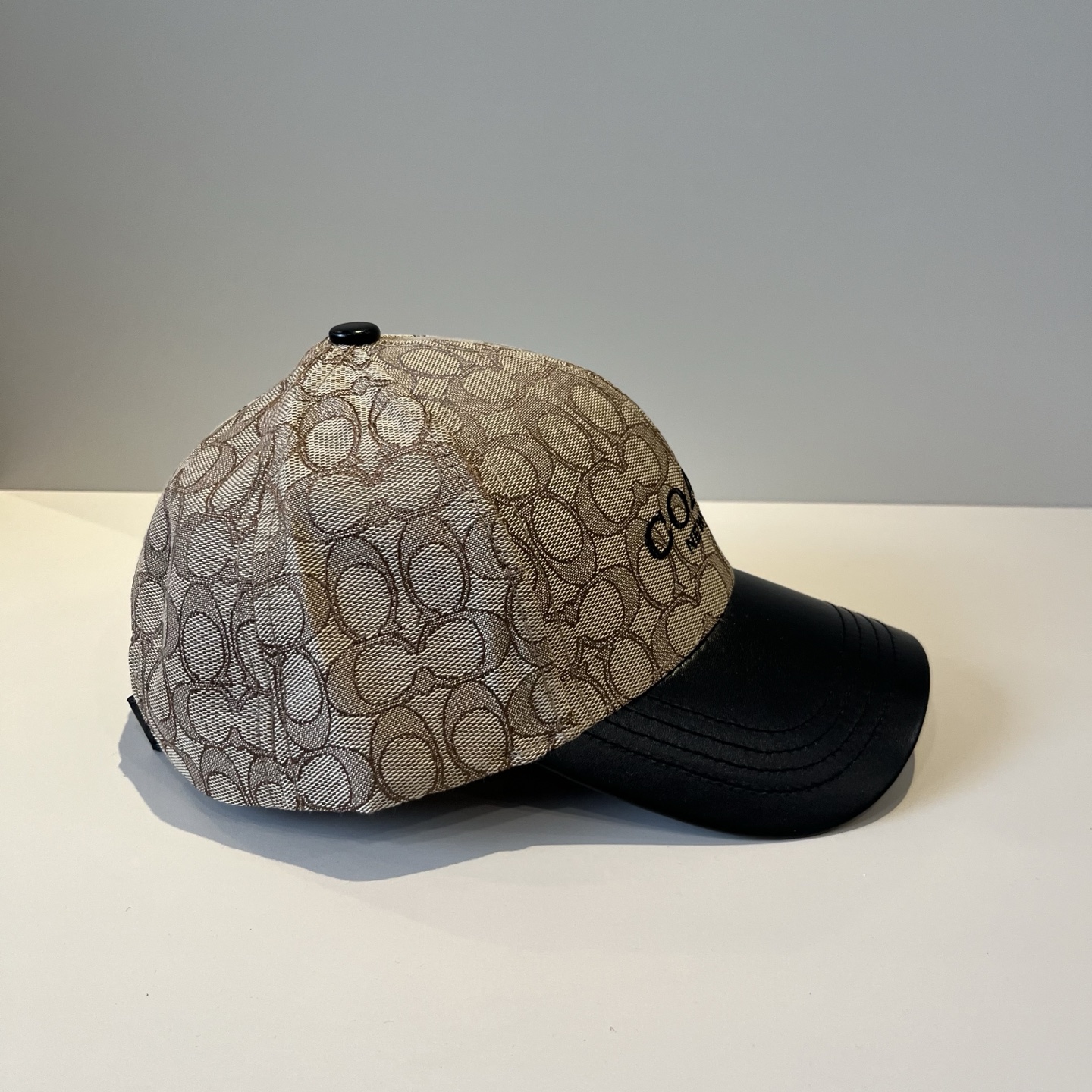  
Coach蔻驰新款棒球帽
这款棒球帽真的百搭不过时，性价比也很高，美到逆袭～帽子