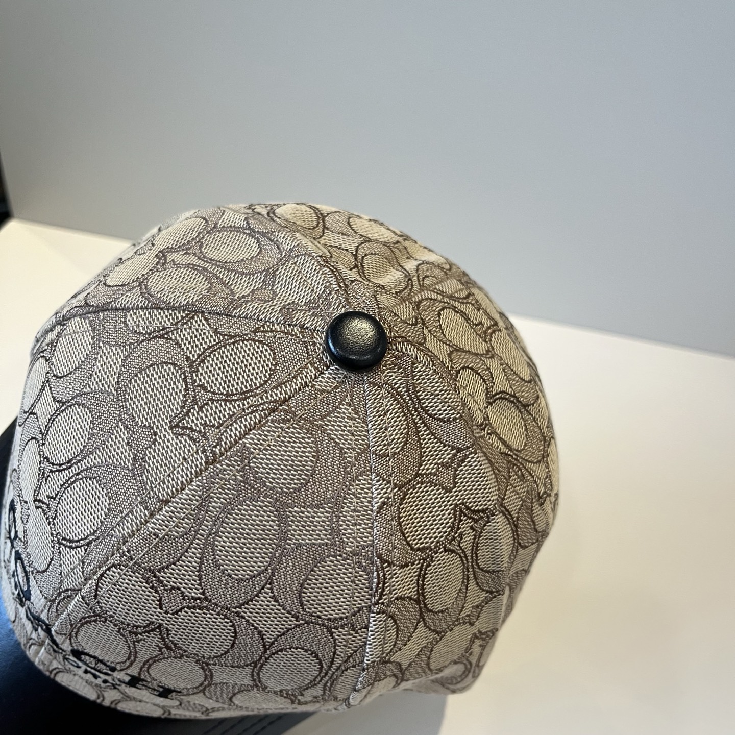  
Coach蔻驰新款棒球帽
这款棒球帽真的百搭不过时，性价比也很高，美到逆袭～帽子