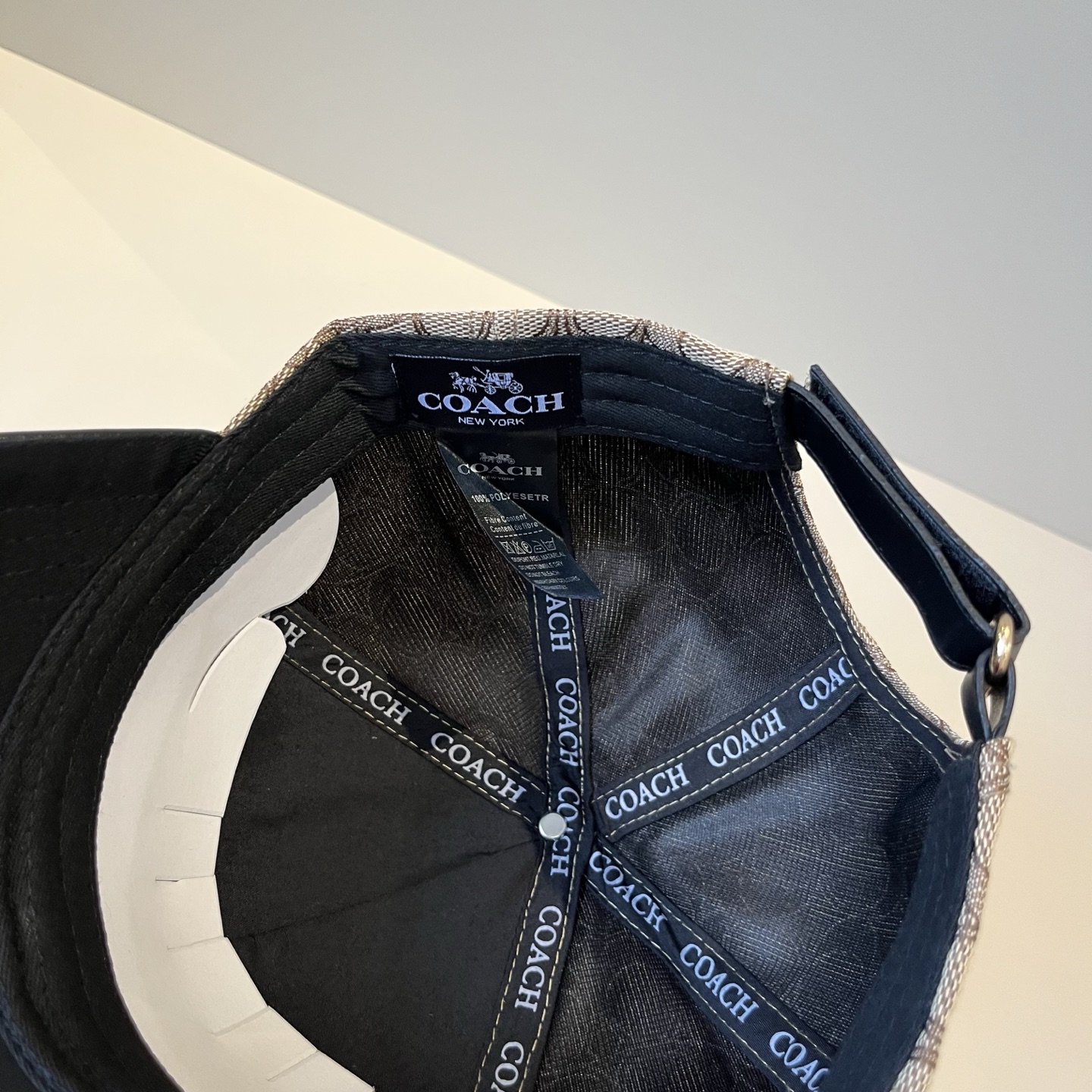  
Coach蔻驰新款棒球帽
这款棒球帽真的百搭不过时，性价比也很高，美到逆袭～帽子