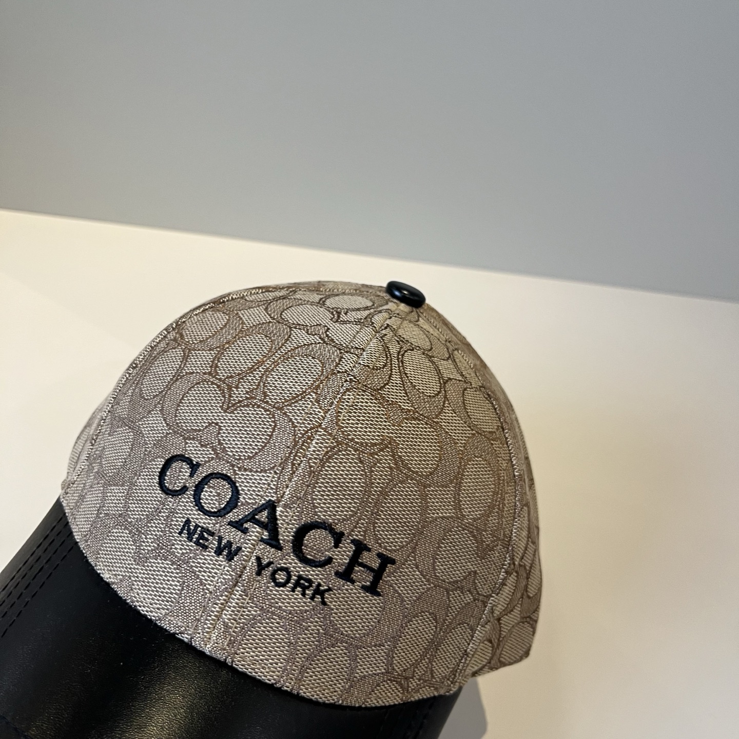  
Coach蔻驰新款棒球帽
这款棒球帽真的百搭不过时，性价比也很高，美到逆袭～帽子