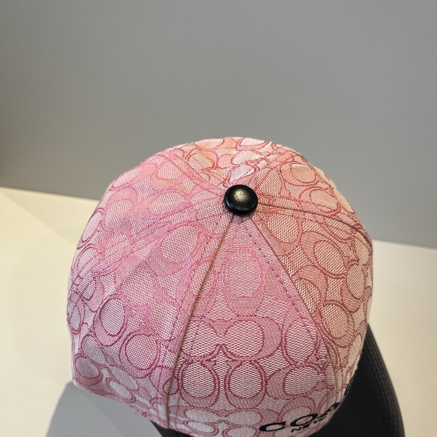  
Coach蔻驰新款棒球帽
这款棒球帽真的百搭不过时，性价比也很高，美到逆袭～帽子