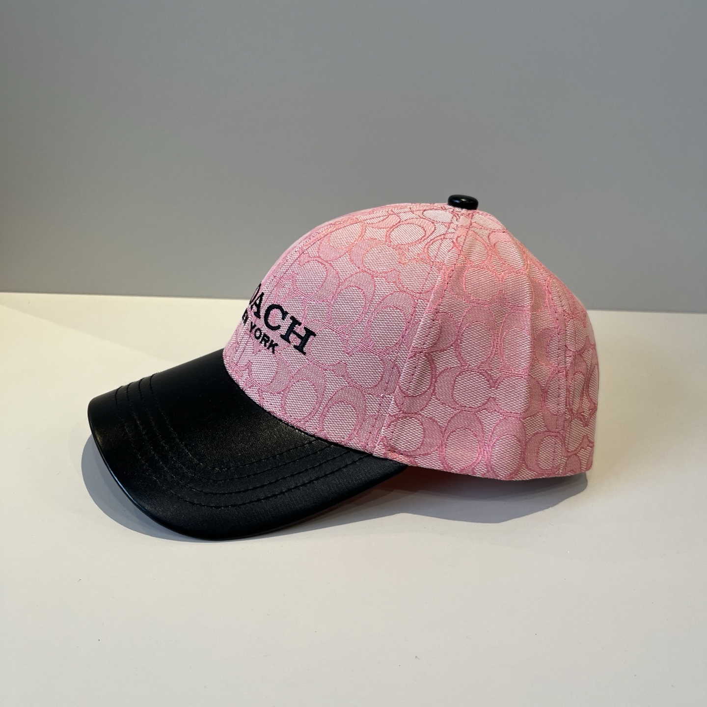  
Coach蔻驰新款棒球帽
这款棒球帽真的百搭不过时，性价比也很高，美到逆袭～帽子