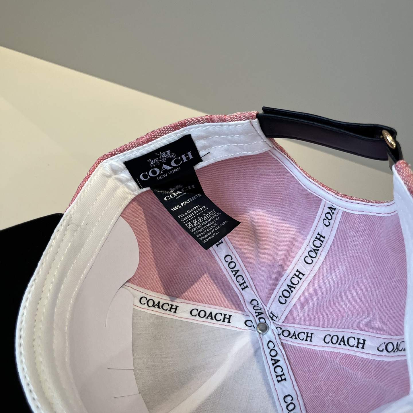  
Coach蔻驰新款棒球帽
这款棒球帽真的百搭不过时，性价比也很高，美到逆袭～帽子