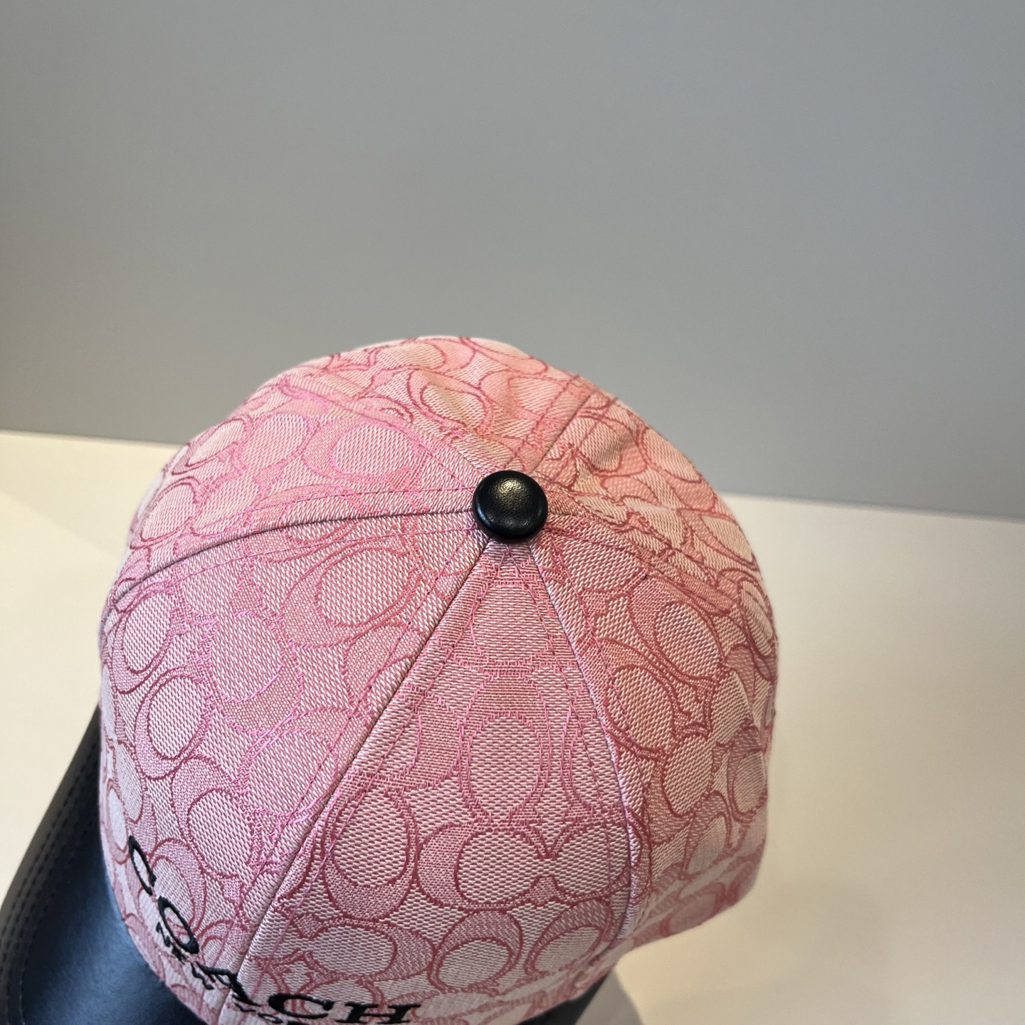  
Coach蔻驰新款棒球帽
这款棒球帽真的百搭不过时，性价比也很高，美到逆袭～帽子