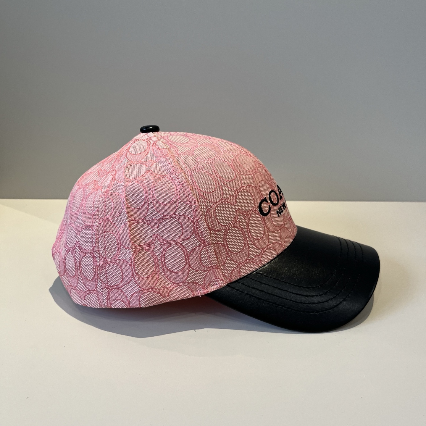  
Coach蔻驰新款棒球帽
这款棒球帽真的百搭不过时，性价比也很高，美到逆袭～帽子