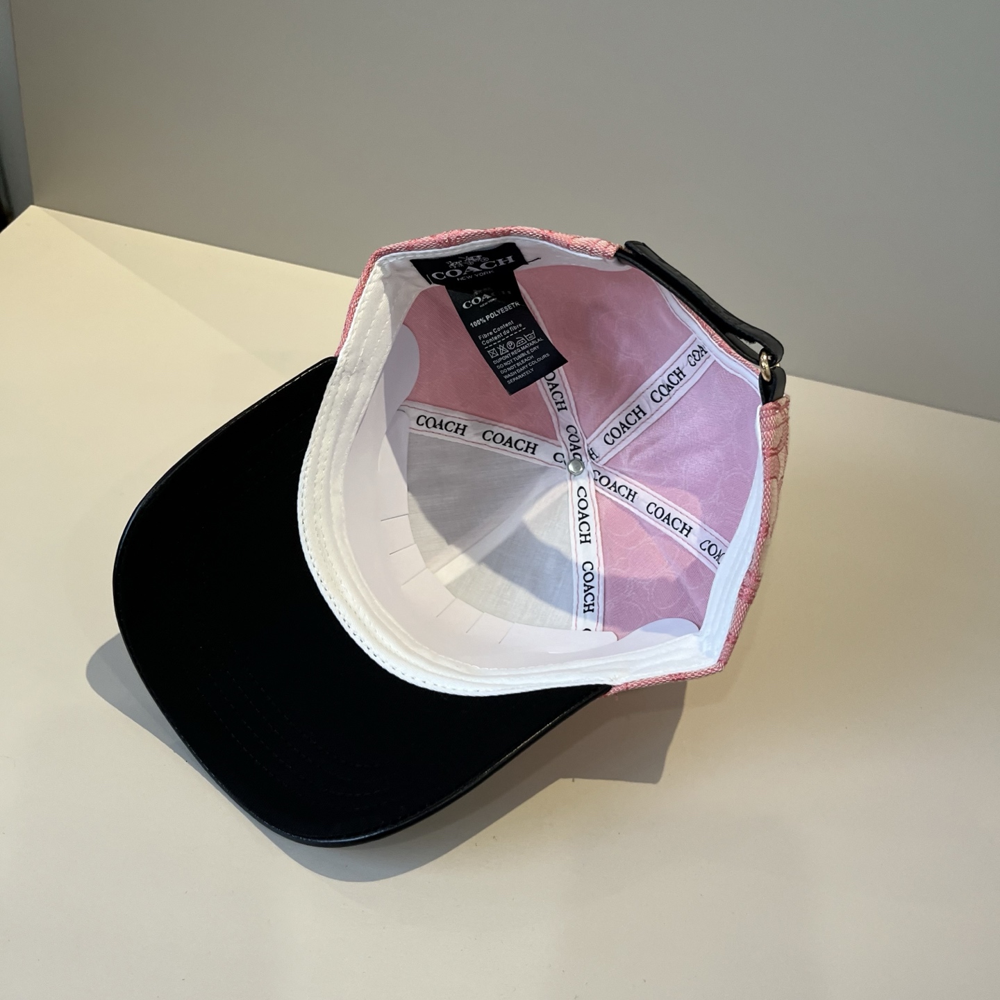  
Coach蔻驰新款棒球帽
这款棒球帽真的百搭不过时，性价比也很高，美到逆袭～帽子