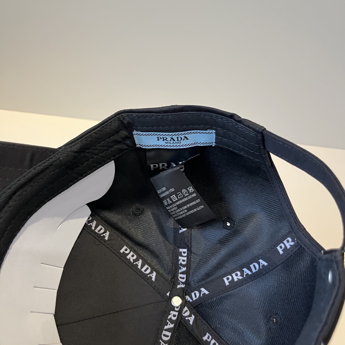 
普拉达 PRADA 新品经典棒球帽 代购版本！时尚潮流，高端做工！非一般的品质，细节看实拍哦