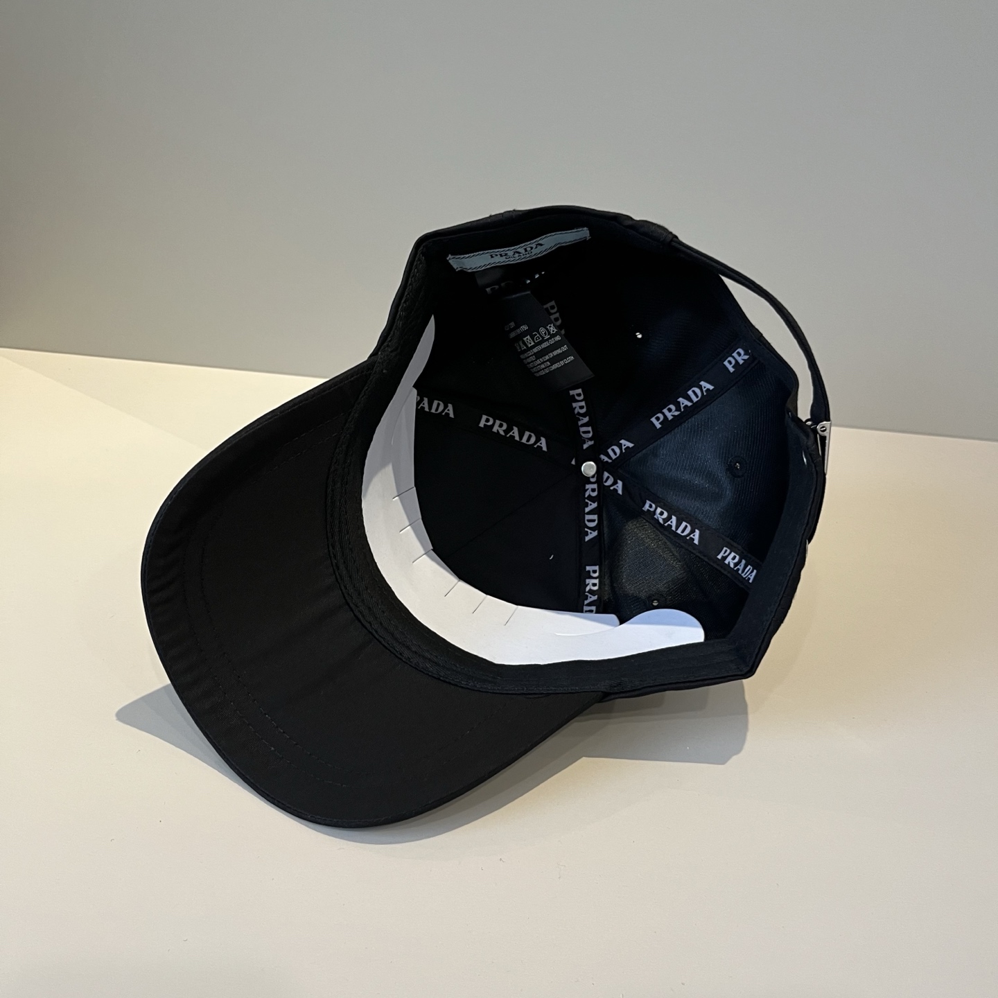 
普拉达 PRADA 新品经典棒球帽 代购版本！时尚潮流，高端做工！非一般的品质，细节看实拍哦