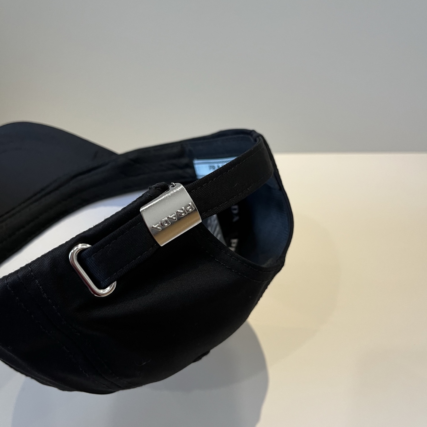 
普拉达 PRADA 新品经典棒球帽 代购版本！时尚潮流，高端做工！非一般的品质，细节看实拍哦