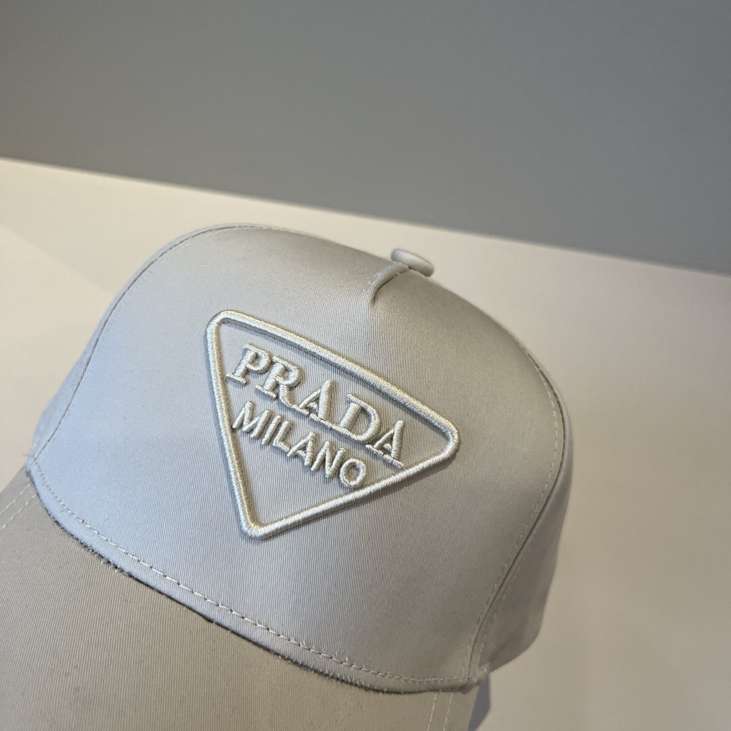 
普拉达 PRADA 新品经典棒球帽 代购版本！时尚潮流，高端做工！非一般的品质，细节看实拍哦