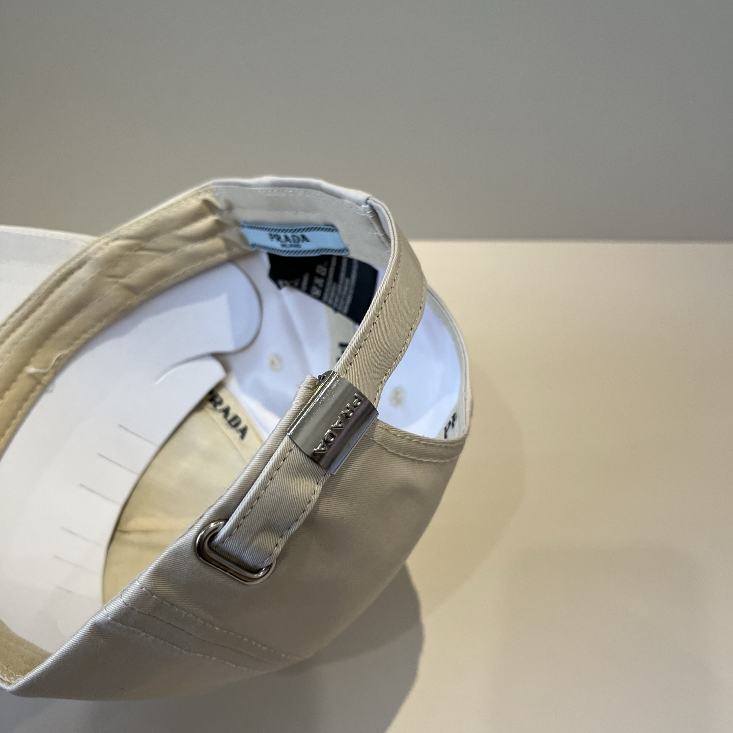 
普拉达 PRADA 新品经典棒球帽 代购版本！时尚潮流，高端做工！非一般的品质，细节看实拍哦