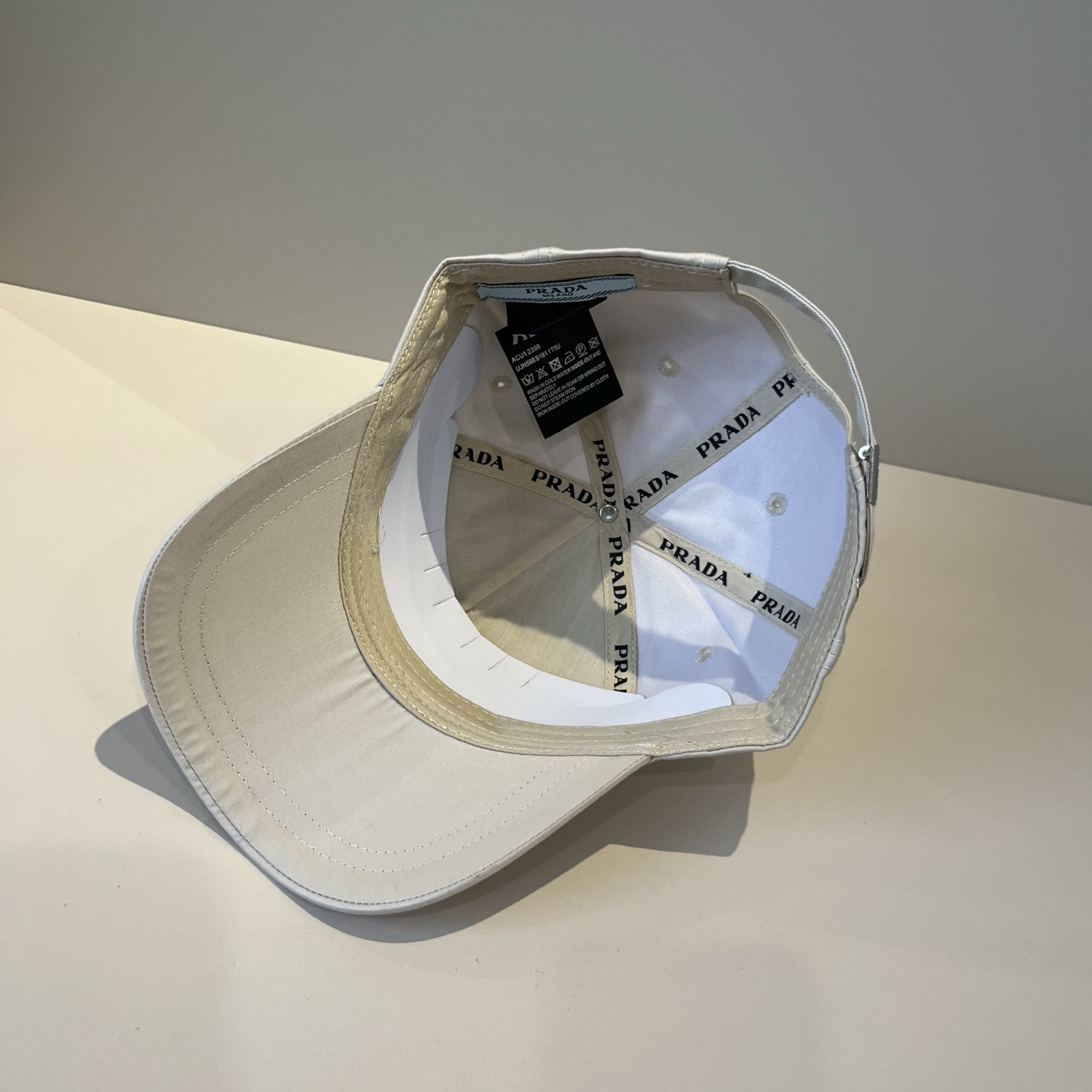 
普拉达 PRADA 新品经典棒球帽 代购版本！时尚潮流，高端做工！非一般的品质，细节看实拍哦