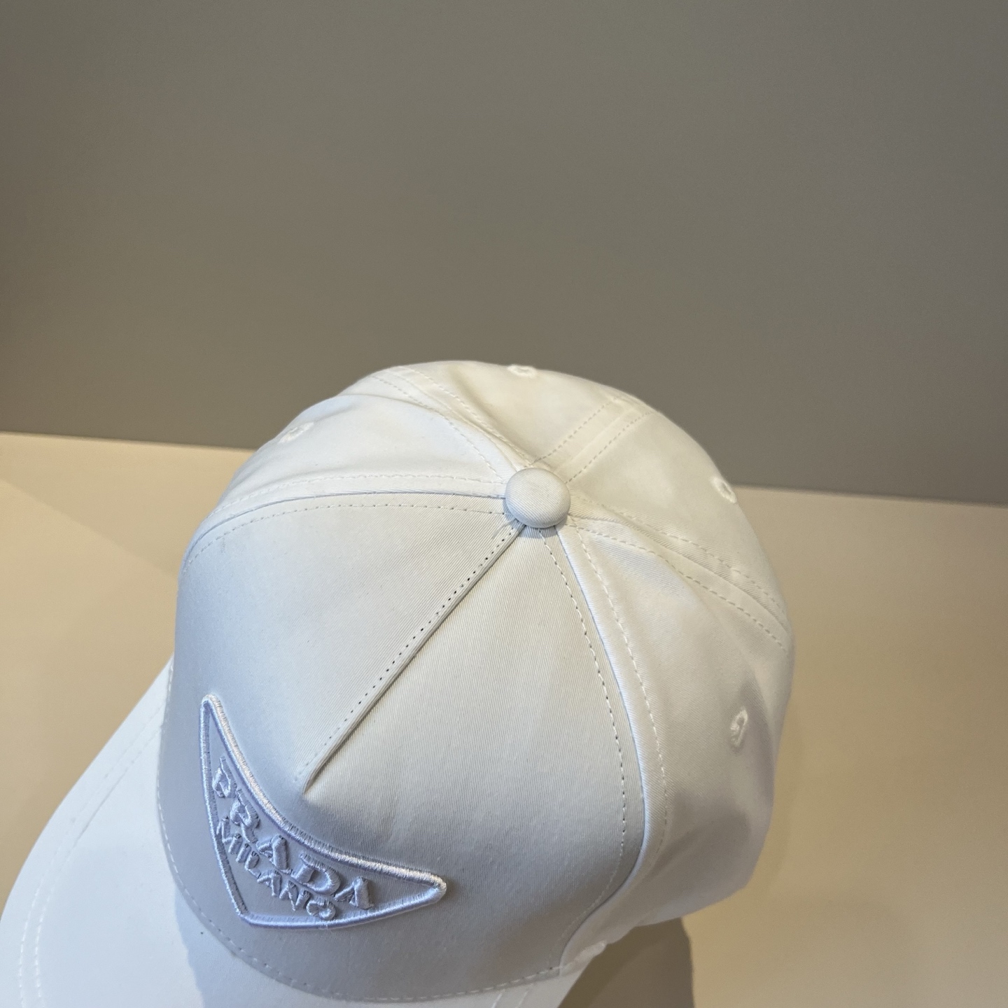 
普拉达 PRADA 新品经典棒球帽 代购版本！时尚潮流，高端做工！非一般的品质，细节看实拍哦