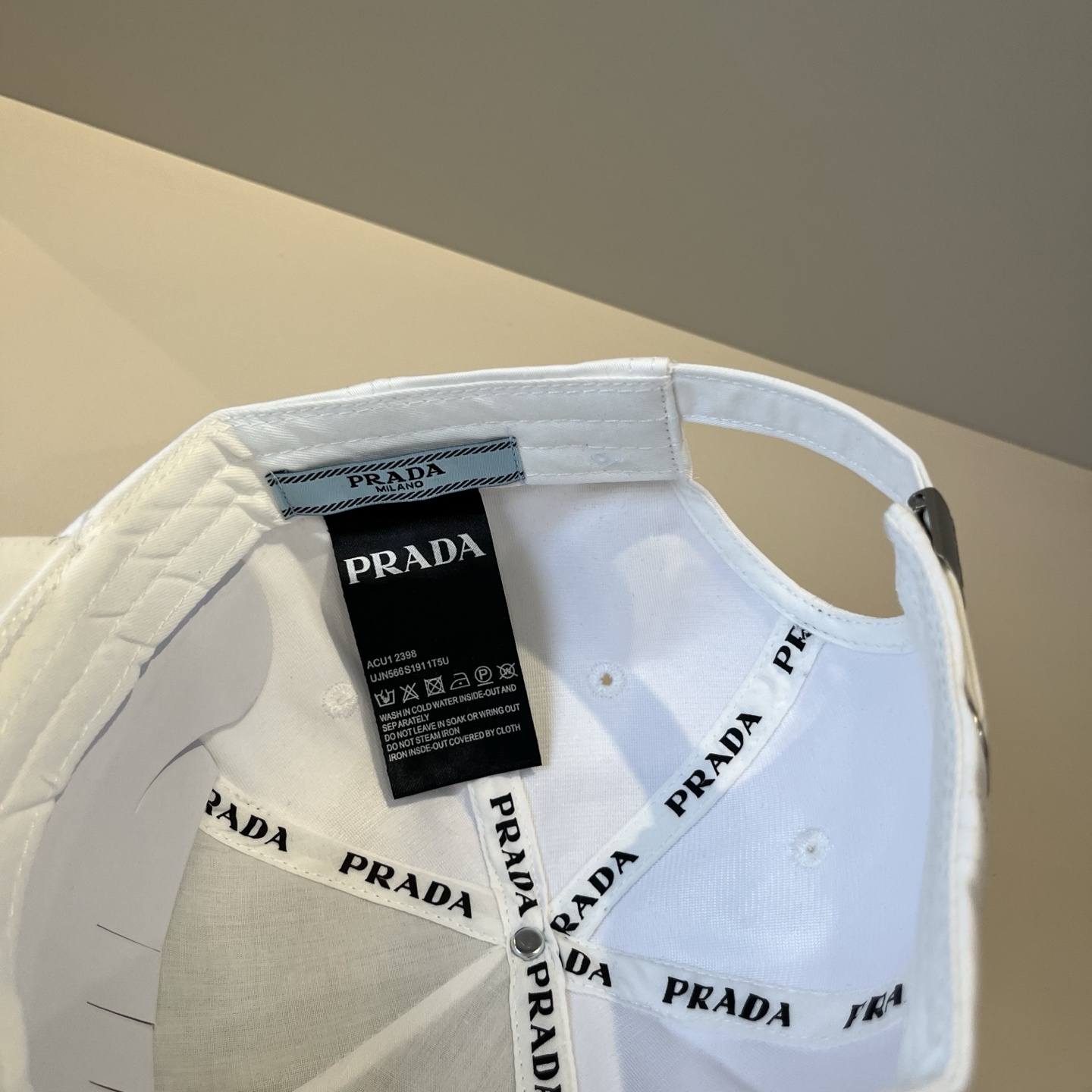 
普拉达 PRADA 新品经典棒球帽 代购版本！时尚潮流，高端做工！非一般的品质，细节看实拍哦