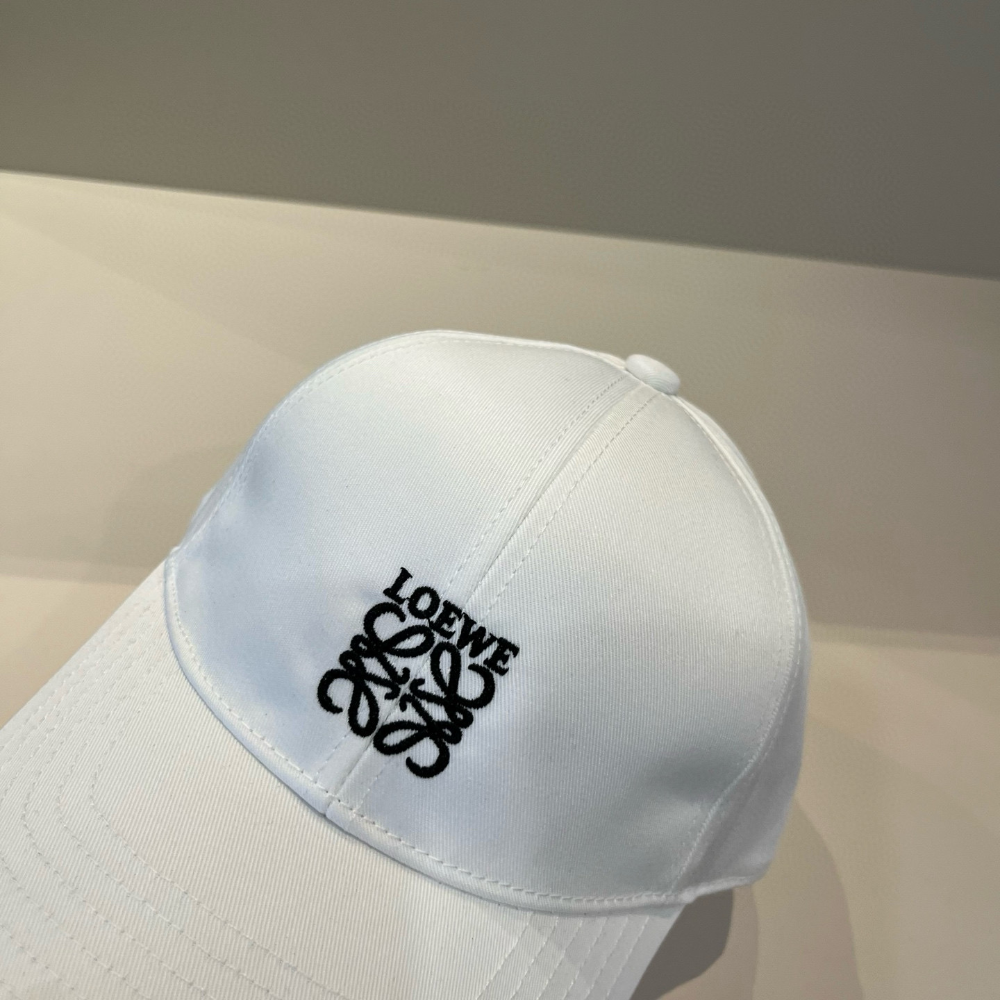 
罗意威 LOEWE新款原版原标设计，质感超好，外部线条定位标准，做工精细，简约大气低价走量！