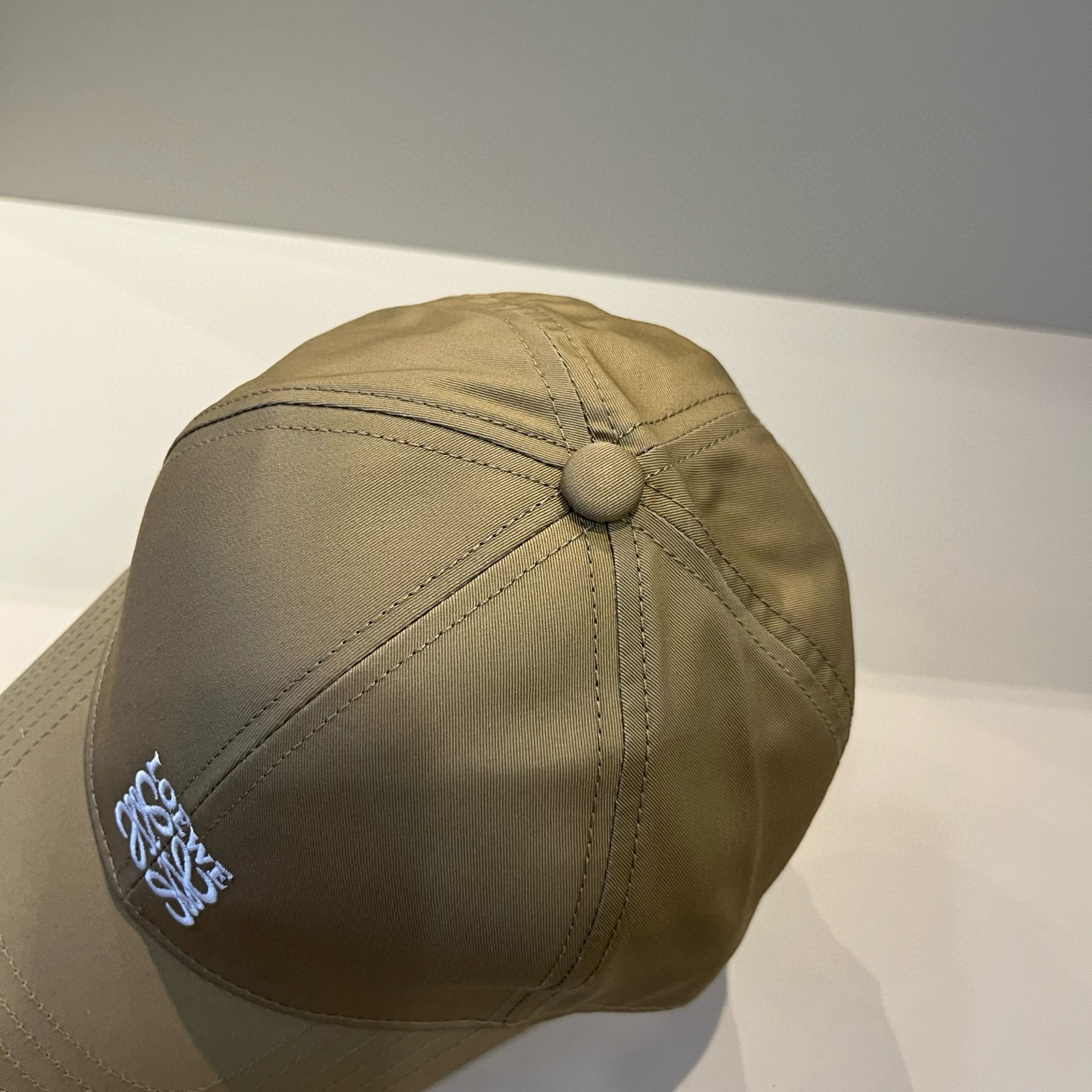 
罗意威 LOEWE新款原版原标设计，质感超好，外部线条定位标准，做工精细，简约大气低价走量！