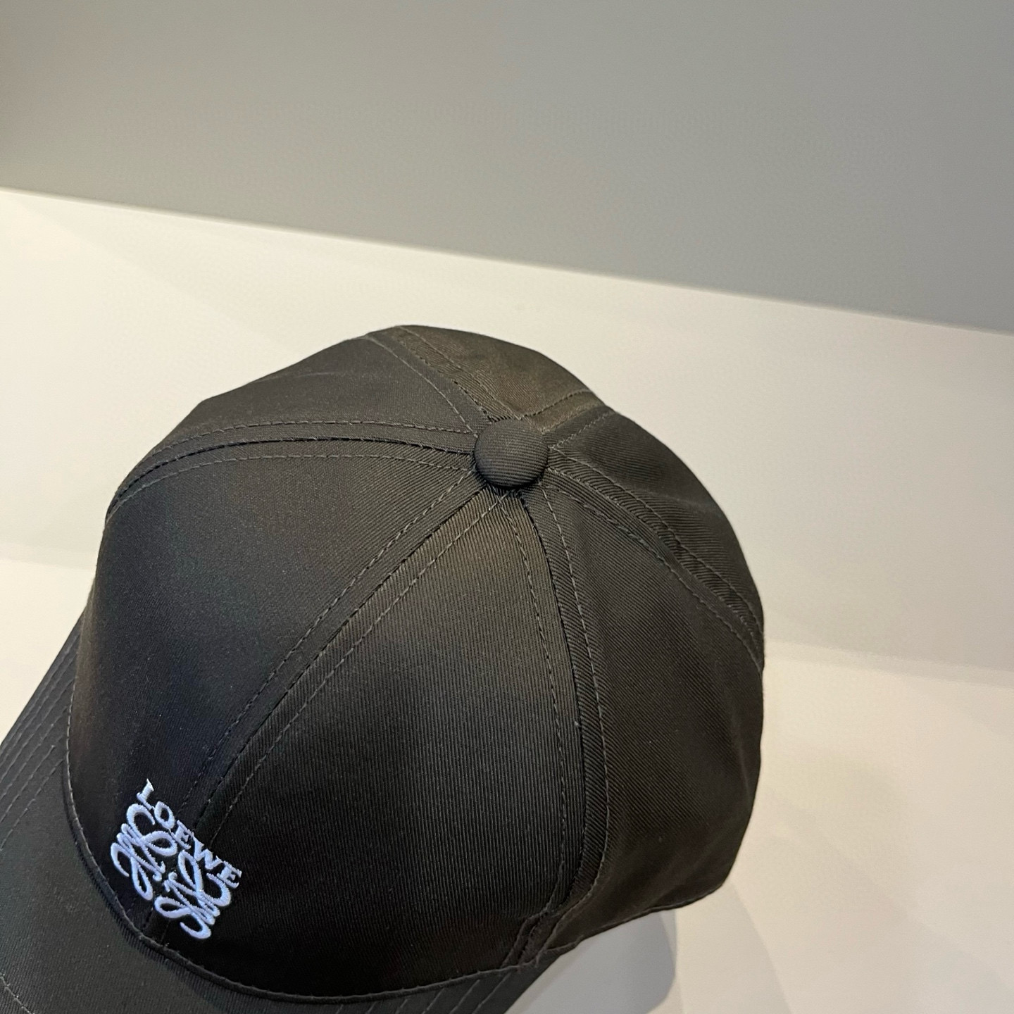 
罗意威 LOEWE新款原版原标设计，质感超好，外部线条定位标准，做工精细，简约大气低价走量！