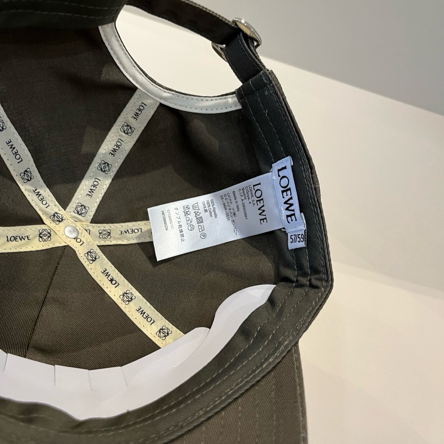 
罗意威 LOEWE新款原版原标设计，质感超好，外部线条定位标准，做工精细，简约大气低价走量！