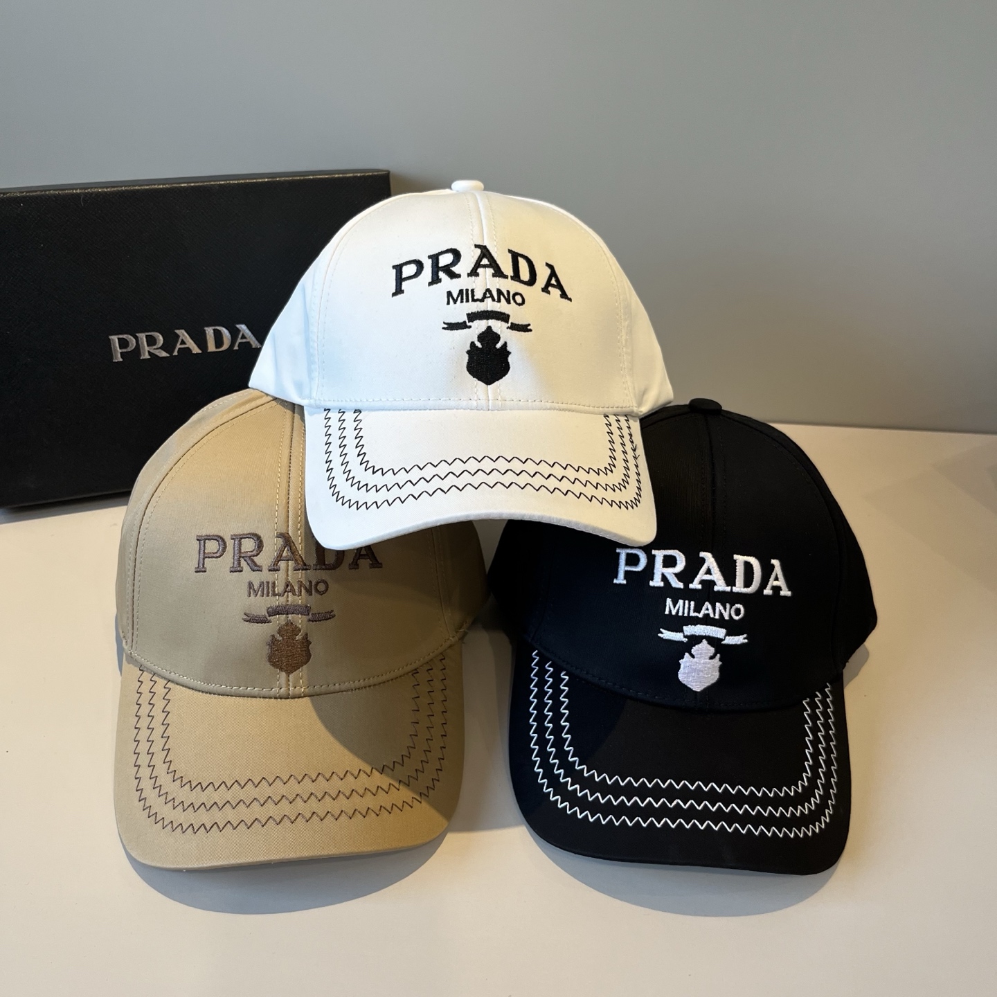 
普拉达 PRADA 新品经典棒球帽 代购版本！时尚潮流，高端做工！非一般的品质，细节看实拍哦